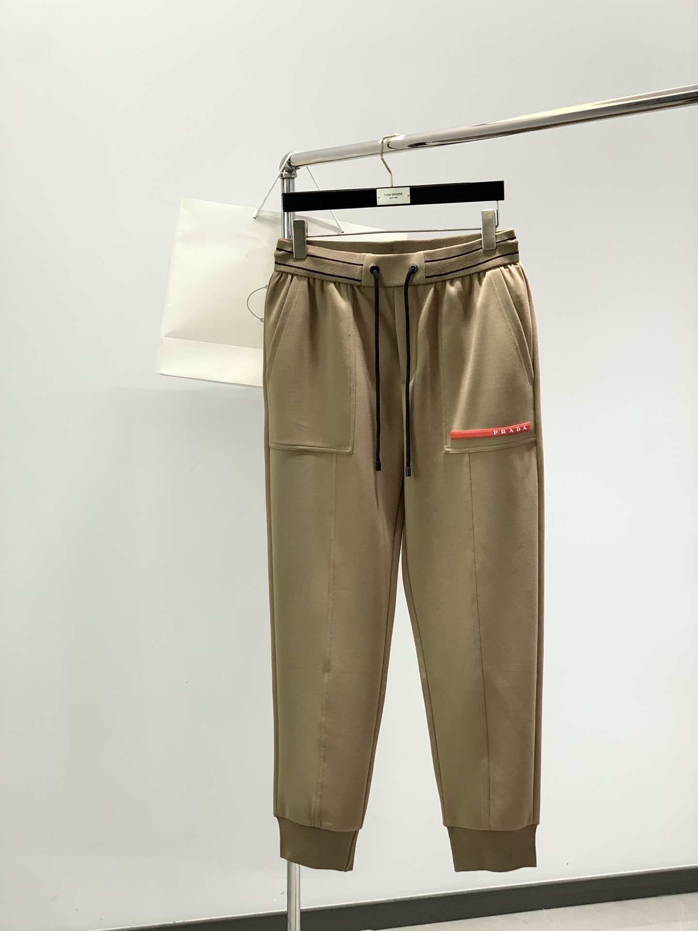 NO:761010,, PRADA Prada, the latest spring product of 2026, available at counters simultaneously, fashionable casual pants, imported original fabrics, extremely complex workmanship, the only channel that can be used as a purchasing agent, top-grade rubber printing process letter pattern logo, original hardware accessories decoration, extremely high-grade, comfortable and versatile, handsome and stylish upper body, 3 colors recommended, size M-3XL,, prada, prada,19860909,PRADA 普拉达,2026春季最新品,专柜同步有售,时尚休闲裤,进口原版面料,做工极为复杂,唯一可以做代购级别的渠道狠货,顶级印胶工艺字母图案logo,原版五金辅料装饰,档次极高,舒适百搭,上身帅气有型,3色推荐,码数M-3XL,,prada,prada,,Men's clothing