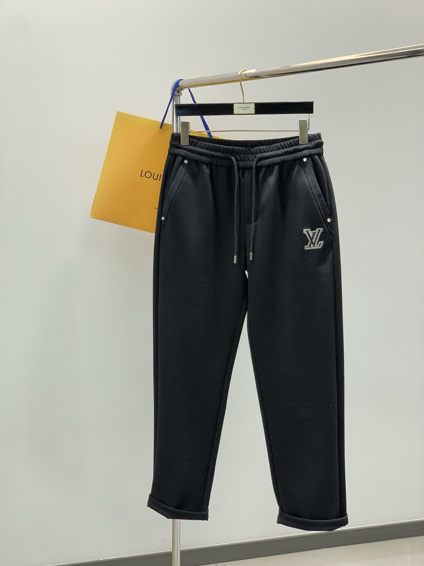 NO:761015,, LouisVuitton Louis Vuitton, the latest spring 2026 style, available at counters at the same time, original order, fashionable casual pants, the upper body is very unique!  Eye-catching and bright, imported original fabrics, top embroidery craftsmanship letter pattern decoration Logo, original hardware accessories decoration, simple yet fashionable, classic atmosphere, comfortable and breathable, handsome and stylish upper body, 2 colors recommended, size M-3XL,, louis vuitton, louis vuitton,19860909,LouisVuitton 路易威登,2026春季最新款,专柜同步有售,原单狠货,时尚休闲裤,上身很有特点！吸睛而有亮点,进口原版面料,顶级刺绣工艺字母图案装饰Logo,原版五金辅料装饰,简单而不失时尚,经典大气,舒适透气,上身帅气有型,2色推荐,码数M-3XL,,louis vuitton,louis vuitton,,Men's clothing