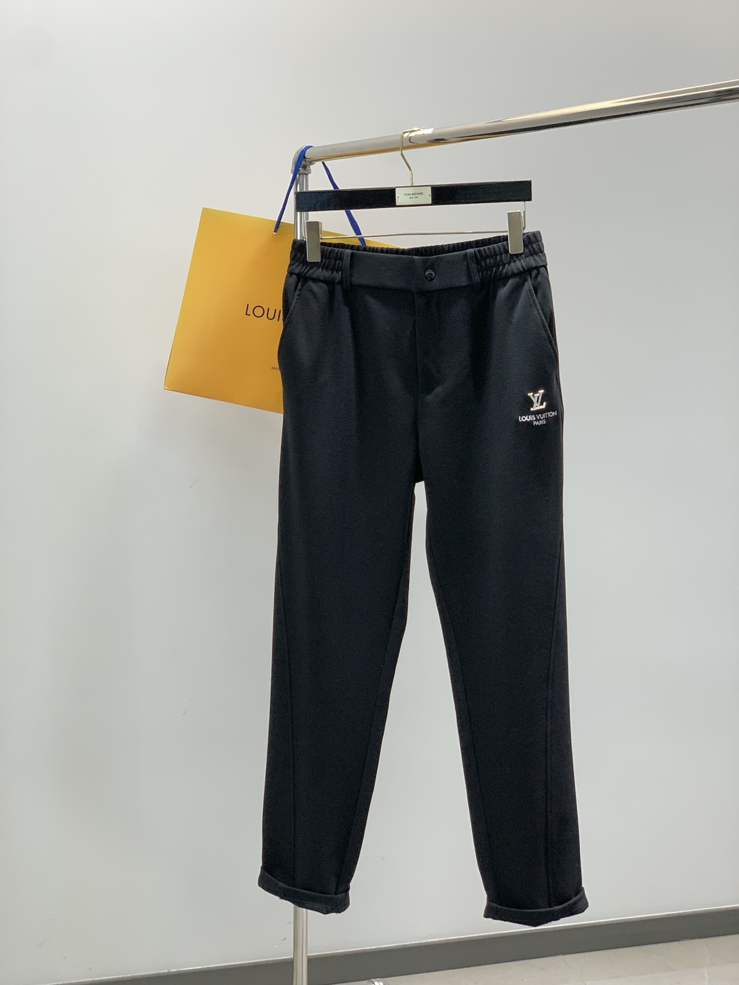 NO:761002,, LouisVuitton Louis Vuitton, the latest spring 2026 style, available at counters at the same time, original order, fashionable casual pants, the upper body is very unique!  Eye-catching and bright, imported original fabrics, top embroidery craftsmanship letter pattern decoration Logo, original hardware accessories decoration, simple yet fashionable, classic atmosphere, comfortable and breathable, handsome and stylish upper body, 2 colors recommended, size M-3XL,, louis vuitton, louis vuitton,19860909,LouisVuitton 路易威登,2026春季最新款,专柜同步有售,原单狠货,时尚休闲裤,上身很有特点！吸睛而有亮点,进口原版面料,顶级刺绣工艺字母图案装饰Logo,原版五金辅料装饰,简单而不失时尚,经典大气,舒适透气,上身帅气有型,2色推荐,码数M-3XL,,louis vuitton,louis vuitton,,Men's clothing