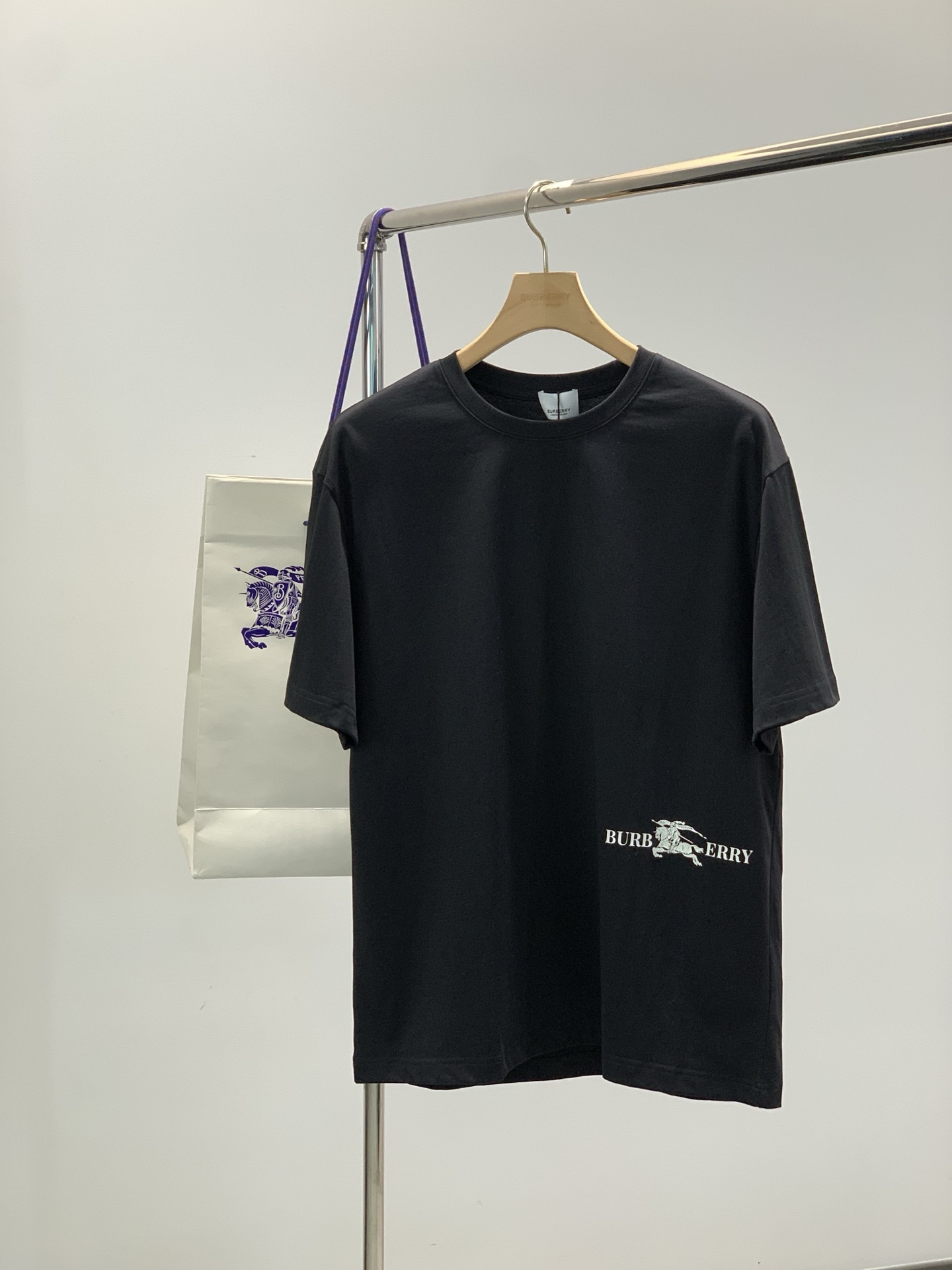 NO:756565,, Burberry, 2026 spring and summer latest products, available at counters simultaneously, original goods, fashionable and casual round neck short-sleeved T-shirt, imported original fabric, upper body is comfortable and breathable, top-notch printing technology letter pattern decoration logo, extremely high grade, comfortable and versatile, upper body is handsome, 2 colors recommended, size M-3XL,, burberry, burberry, T-shirt, tees, t-shirt,19860909,Burberry 巴宝莉,2026春夏最新品,专柜同步有售,原单狠货,时尚休闲圆领短袖T恤,进口原版面料,上身舒适透气,顶级印花工艺字母图案装饰logo,档次极高,舒适百搭,上身帅气十足,2色推荐,码数M-3XL,,burberry,burberry,T-shirt,tees，t-shirt,,Men's clothing