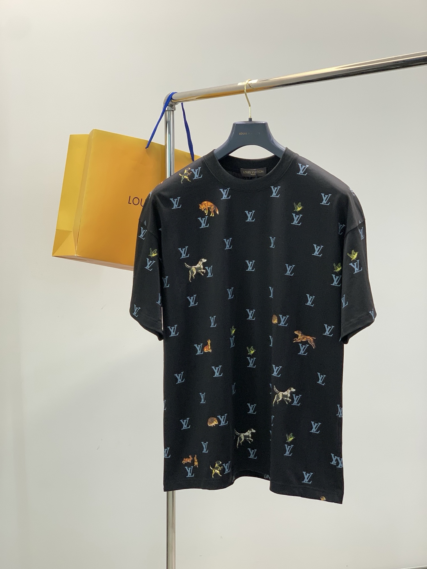 NO:756559,, Louis Vuitton, the latest model for spring and summer 2026, available at counters simultaneously, original order, fashionable and casual round neck short-sleeved T-shirt, the upper body is very unique!  Eye-catching and bright, imported original fabrics, top-notch printing technology letter pattern decoration Logo, simple yet fashionable, classic atmosphere, comfortable and breathable, handsome and stylish upper body, 2 colors recommended, size M-3XL,, louis vuitton, louis vuitton, T-shirt, tees, t-shirt,19860909,LouisVuitton 路易威登,2026春夏最新款,专柜同步有售,原单狠货,时尚休闲圆领短袖T恤,上身很有特点！吸睛而有亮点,进口原版面料,顶级印花工艺字母图案装饰Logo,简单而不失时尚,经典大气,舒适透气,上身帅气有型,2色推荐,码数M-3XL,,louis vuitton,louis vuitton,T-shirt,tees，t-shirt,,Men's clothing