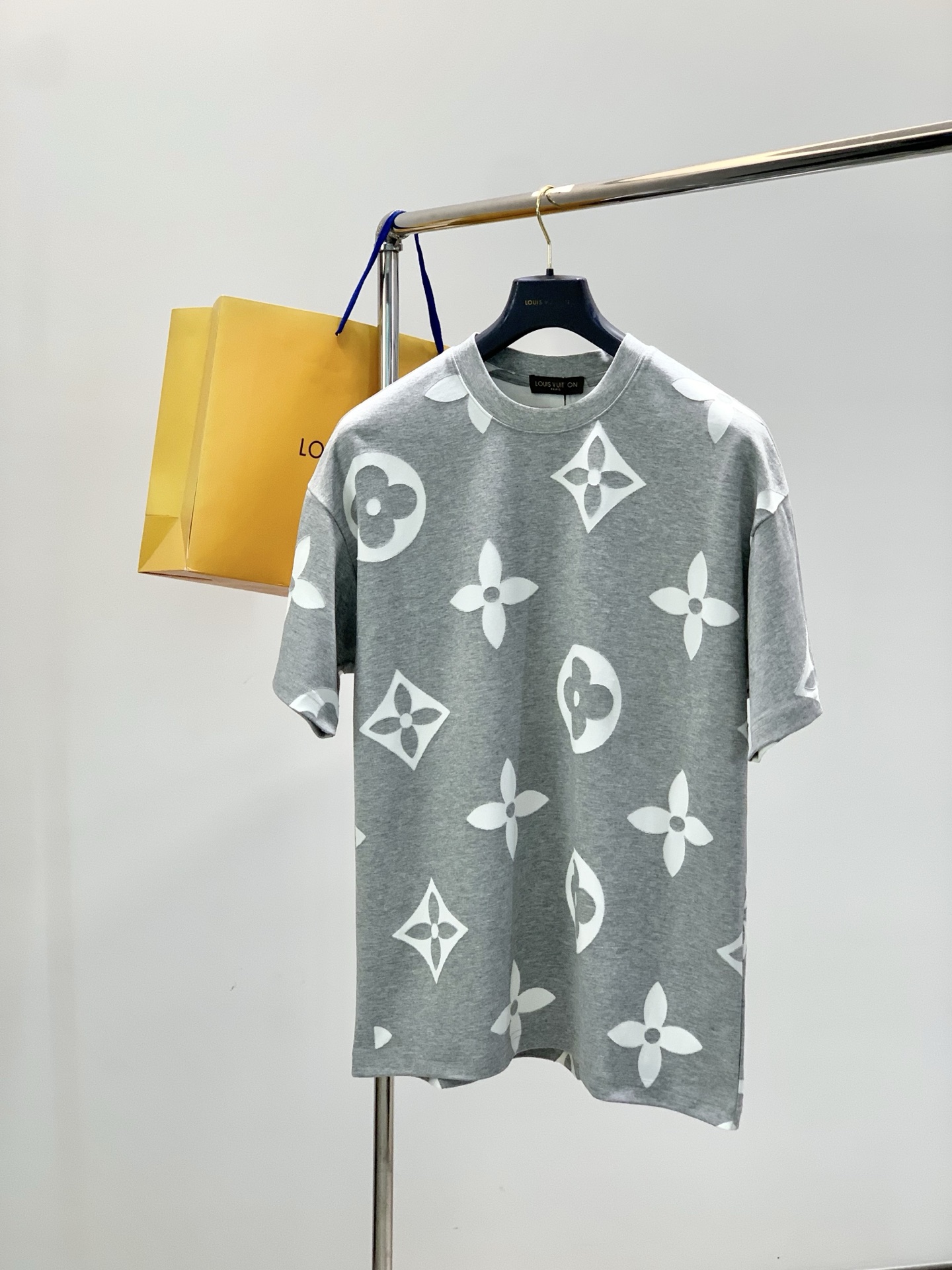 NO:756575,, Louis Vuitton, the latest model for spring and summer 2026, available at counters simultaneously, original order, fashionable and casual round neck short-sleeved T-shirt, the upper body is very unique!  Eye-catching and bright, imported original fabrics, top embroidery craftsmanship letter pattern decoration Logo, simple yet fashionable, classic atmosphere, comfortable and breathable, handsome and stylish upper body, 2 colors recommended, size M-3XL,, louis vuitton, louis vuitton, T-shirt, tees, t-shirt,19860909,LouisVuitton 路易威登,2026春夏最新款,专柜同步有售,原单狠货,时尚休闲圆领短袖T恤,上身很有特点！吸睛而有亮点,进口原版面料,顶级刺绣工艺字母图案装饰Logo,简单而不失时尚,经典大气,舒适透气,上身帅气有型,2色推荐,码数M-3XL,,louis vuitton,louis vuitton,T-shirt,tees，t-shirt,,Men's clothing