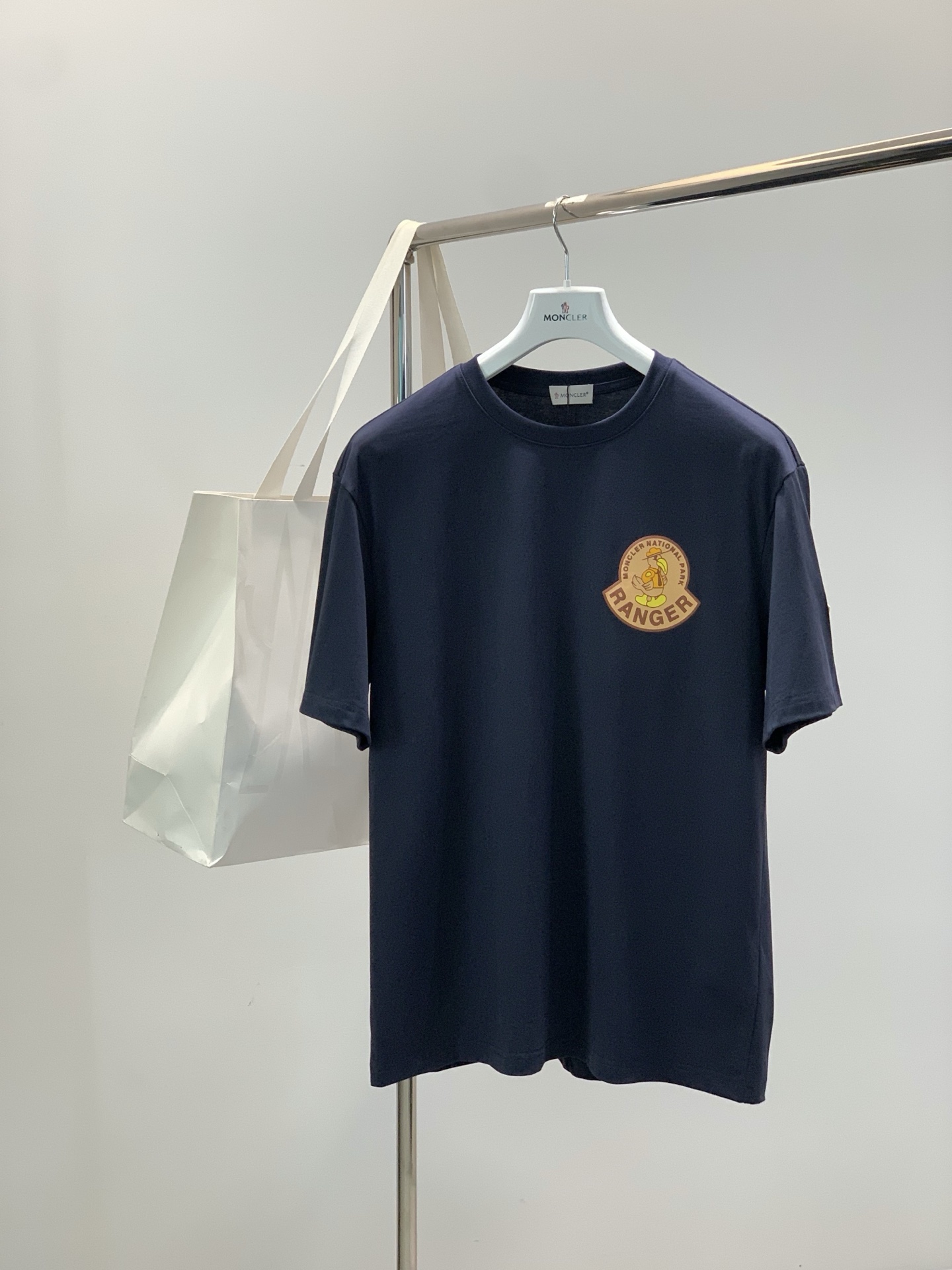 NO:756571,, Moncler Mouth Mouth, the latest spring and summer 2026 products, available at counters simultaneously, original order, fashionable and casual round neck short-sleeved T-shirt, comfortable upper body!  Eye-catching and bright, it uses imported original fabrics, top-notch printing and embroidery technology, letter pattern logo, simple yet fashionable, fashionable and handsome upper body, 2 colors recommended, size M-3Xl, Moncler, T-shirt, tees, t-shirt,19860909,Moncler 蒙口,2026春夏最新品,专柜同步有售,原单狠货,时尚休闲圆领短袖T恤,上身舒适！吸睛而有亮点,采用进口原版面料,顶级印花刺绣工艺字母图案logo,简单而不失时尚,上身时尚帅气,2色推荐,码数M-3Xl,,Moncler,T-shirt,tees，t-shirt,,Men's clothing