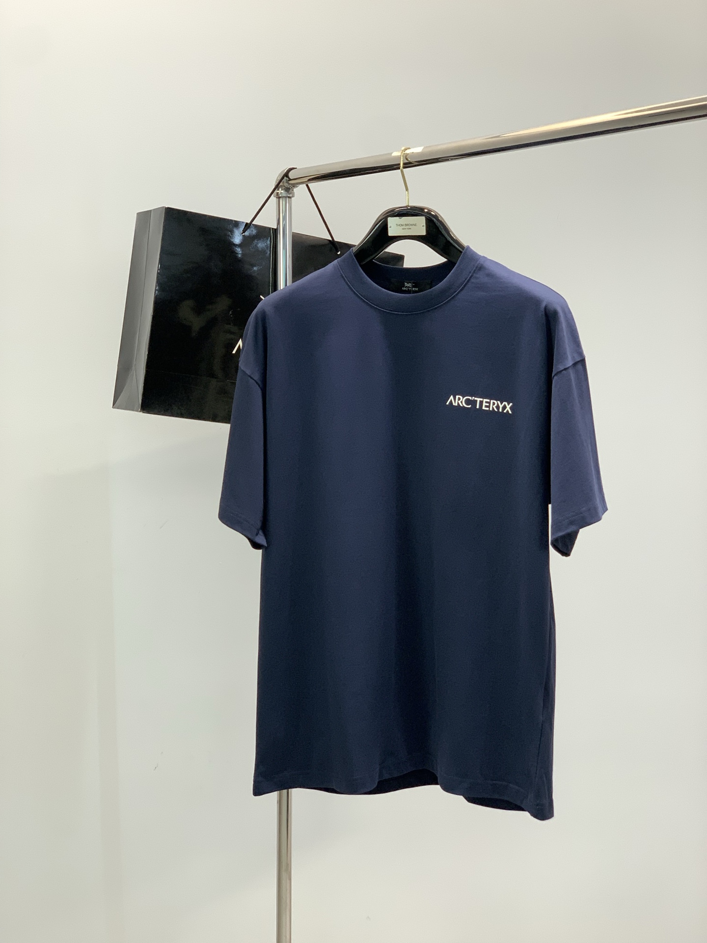 NO:756578,, ARCTERYX Arc'teryx, 2026 spring and summer AW new product, fashionable and casual round neck short-sleeved T-shirt, available at counters, original goods, imported original fabrics, extremely complex craftsmanship, visually very elegant and fashionable, noble and elegant, from the main fabric to the detailed craftsmanship, highlighting the ingenuity of fashion, 3 colors recommended, size M-3XL, arc'teryx, T-shirt, tees, t-shirt,19860909,ARCTERYX 始祖鸟,2026春夏AW新品,时尚休闲圆领短袖T恤,专柜同步有售,原单狠货,进口原版面料,工艺极度复杂,视觉相当雅致时髦,高贵而优雅,从主体面料到细节工艺,彰显时装的匠心所在,3色推荐,码数M-3XL,arc'teryx,T-shirt,tees，t-shirt,,Men's clothing