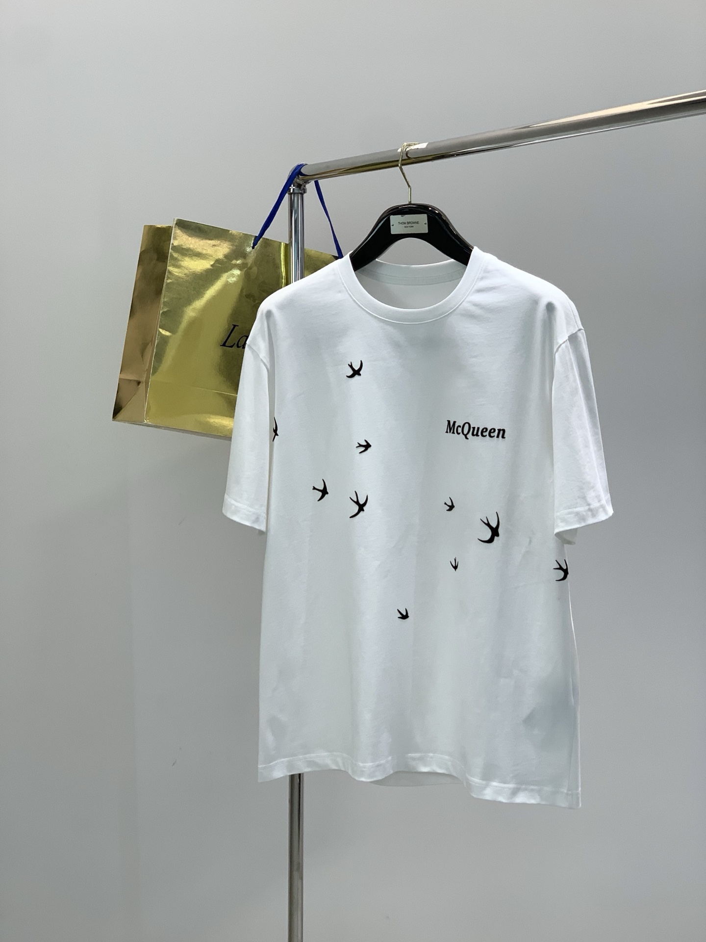 NO:756581,,McQueen, 2026 spring and summer new style, available at counters simultaneously, original goods, simple and fashionable round neck short-sleeved T-shirt, top-notch printed letter pattern logo, extremely high grade, excellent comfort, super correct fit, fashionable and handsome upper body, complete three labels, 2 colors recommended, size M-3Xl,, alexander mcqueen, T-shirt, tees, t-shirt,19860909,McQueen 麦昆,2026春夏新款,专柜同步有售,原单狠货,简约时尚圆领短袖T恤,顶级印花工艺字母图案logo,档次极高,舒适度极佳,版型超正,上身时尚帅气,三标齐全,2色推荐,码数M-3Xl,,alexander mcqueen,T-shirt,tees，t-shirt,,Men's clothing