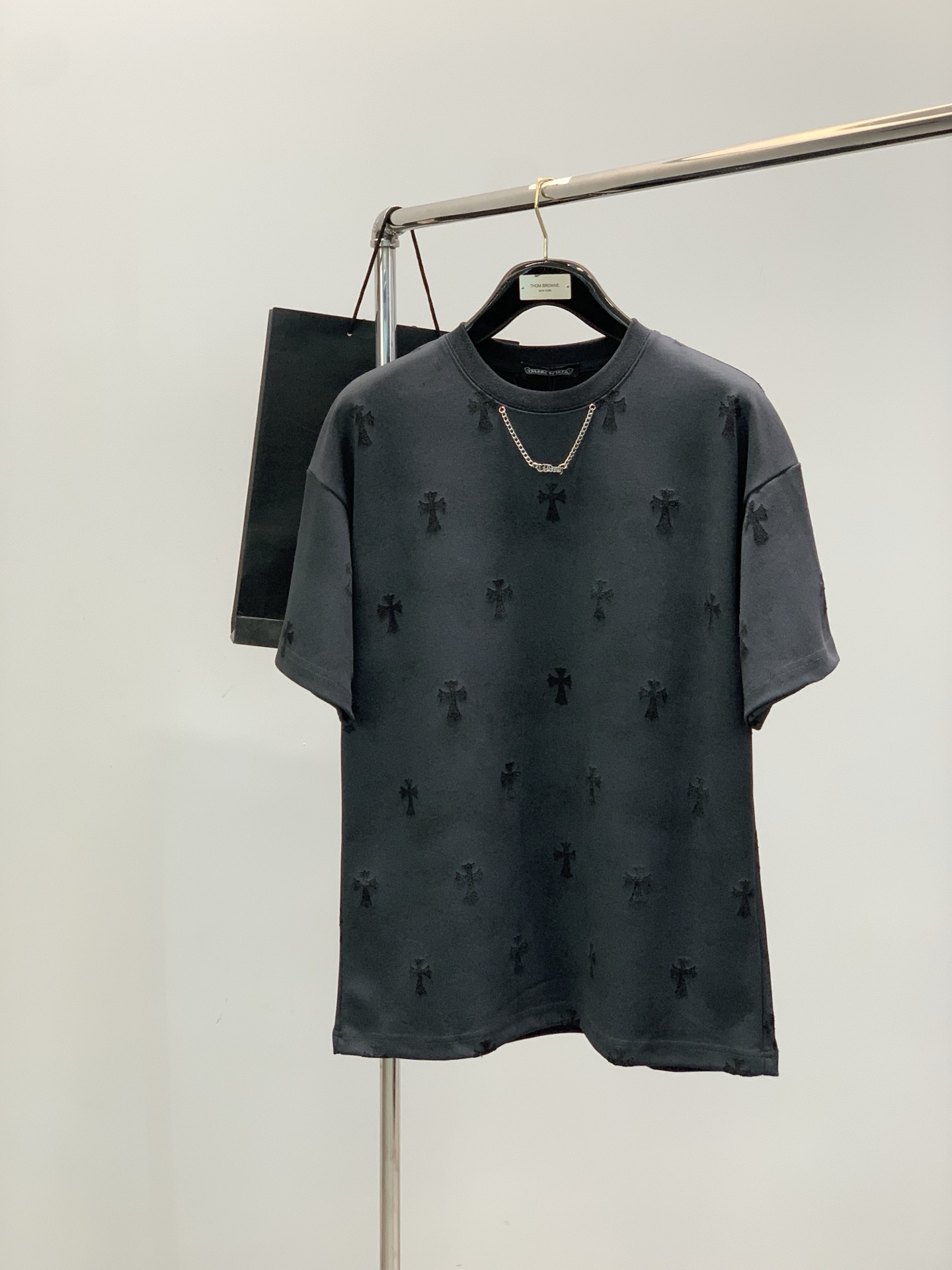 NO:756561,, Chrome Hearts, 2026 spring and summer new products, available at the counter simultaneously, original order, fashionable and casual round neck short-sleeved T-shirt, using imported original fabrics, top embroidery technology letter pattern logo, unique design, counter sales, stylish and handsome upper body, 2 colors recommended, size M-3XL,, chrome hearts, chrome hearts, T-shirt, tees, t-shirt,19860909,Chrome Hearts 克罗心,2026春夏新品,专柜同步有售,原单狠货,时尚休闲圆领短袖T恤,采用进口原版面料,顶级刺绣工艺字母图案logo,独特设计,专柜卖相,上身时尚帅,2色推荐,码数M-3XL,,chrome hearts,chrome hearts,T-shirt,tees，t-shirt,,Men's clothing