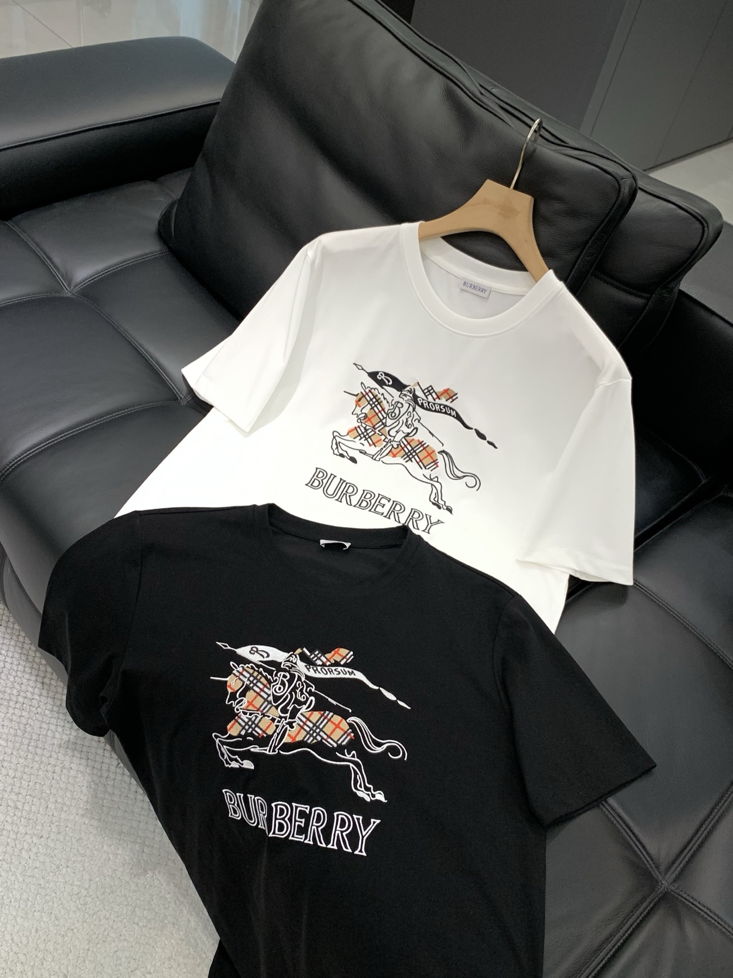 ，Burberry 巴宝莉，2026春夏最新品，专柜同步有售，原单狠货，时尚休闲圆领短袖T恤，进口原版面