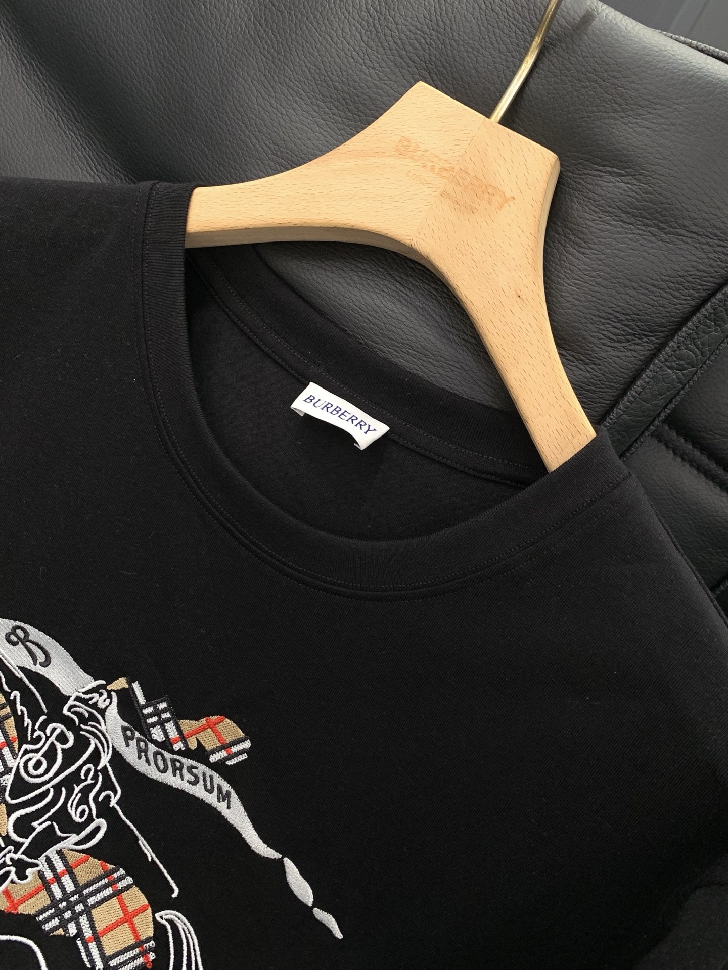 ，Burberry 巴宝莉，2026春夏最新品，专柜同步有售，原单狠货，时尚休闲圆领短袖T恤，进口原版面