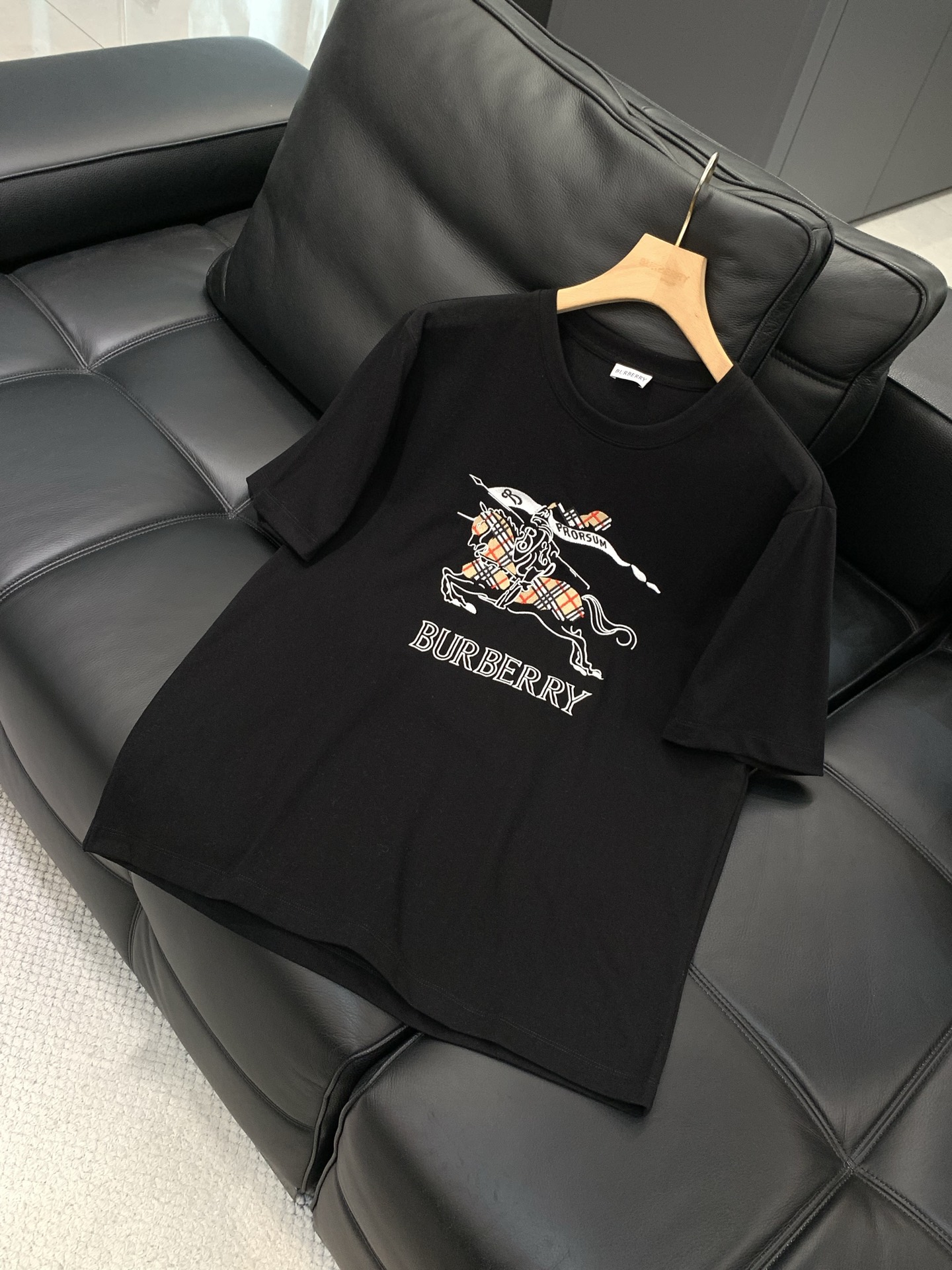 ，Burberry 巴宝莉，2026春夏最新品，专柜同步有售，原单狠货，时尚休闲圆领短袖T恤，进口原版面