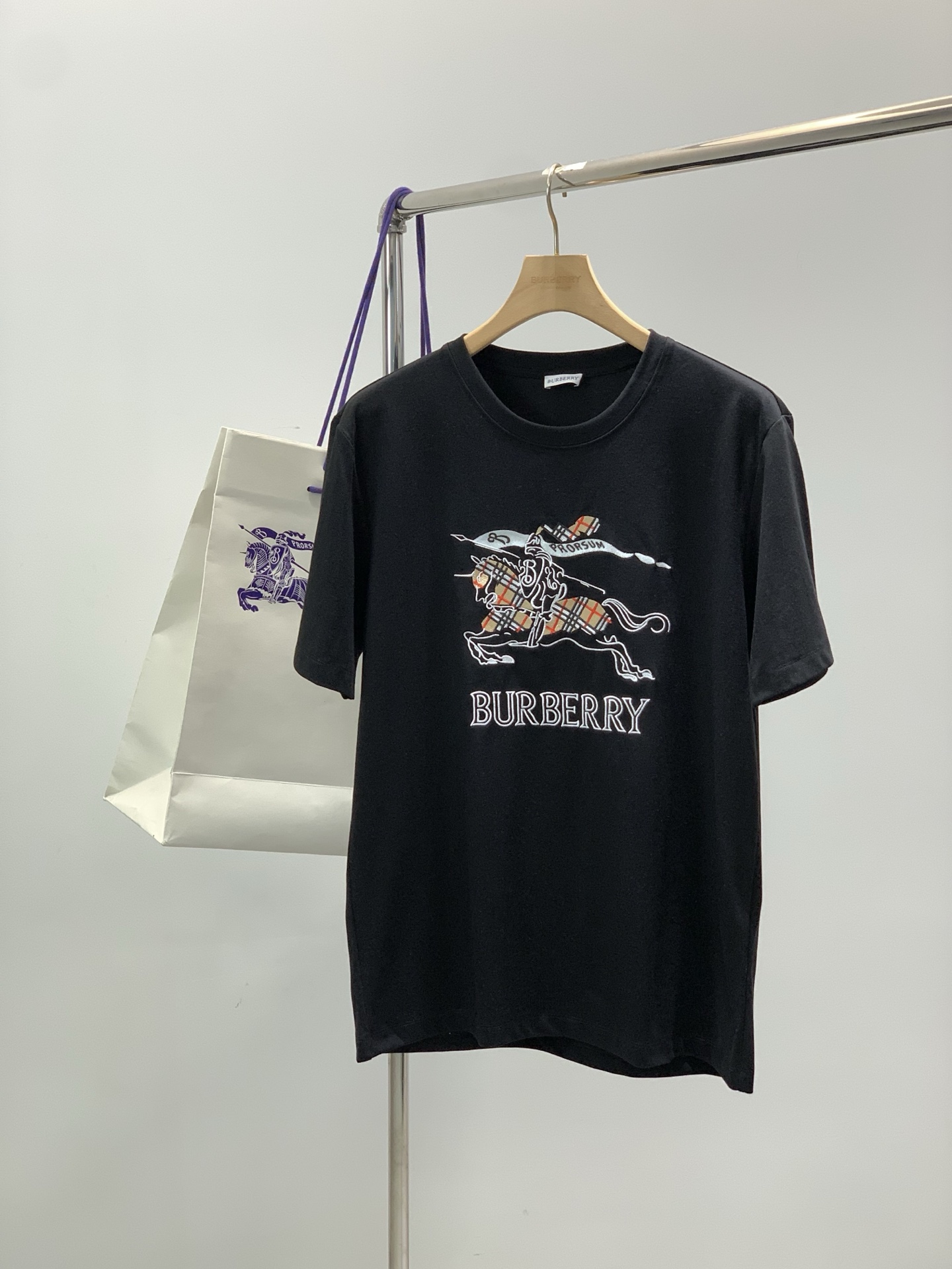 ，Burberry 巴宝莉，2026春夏最新品，专柜同步有售，原单狠货，时尚休闲圆领短袖T恤，进口原版面
