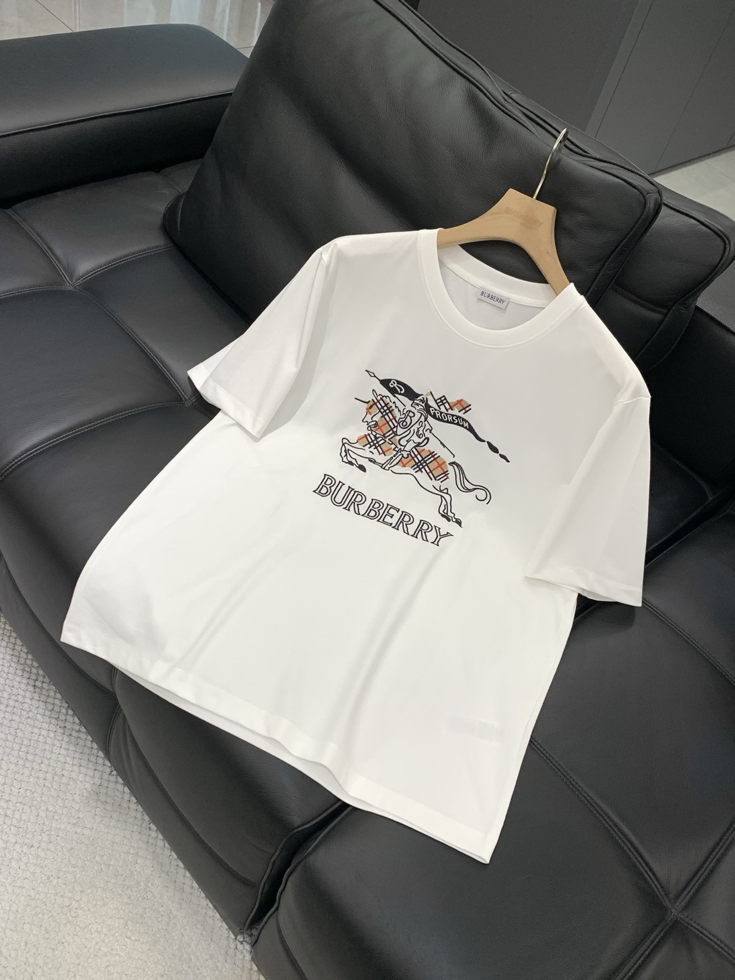 ，Burberry 巴宝莉，2026春夏最新品，专柜同步有售，原单狠货，时尚休闲圆领短袖T恤，进口原版面