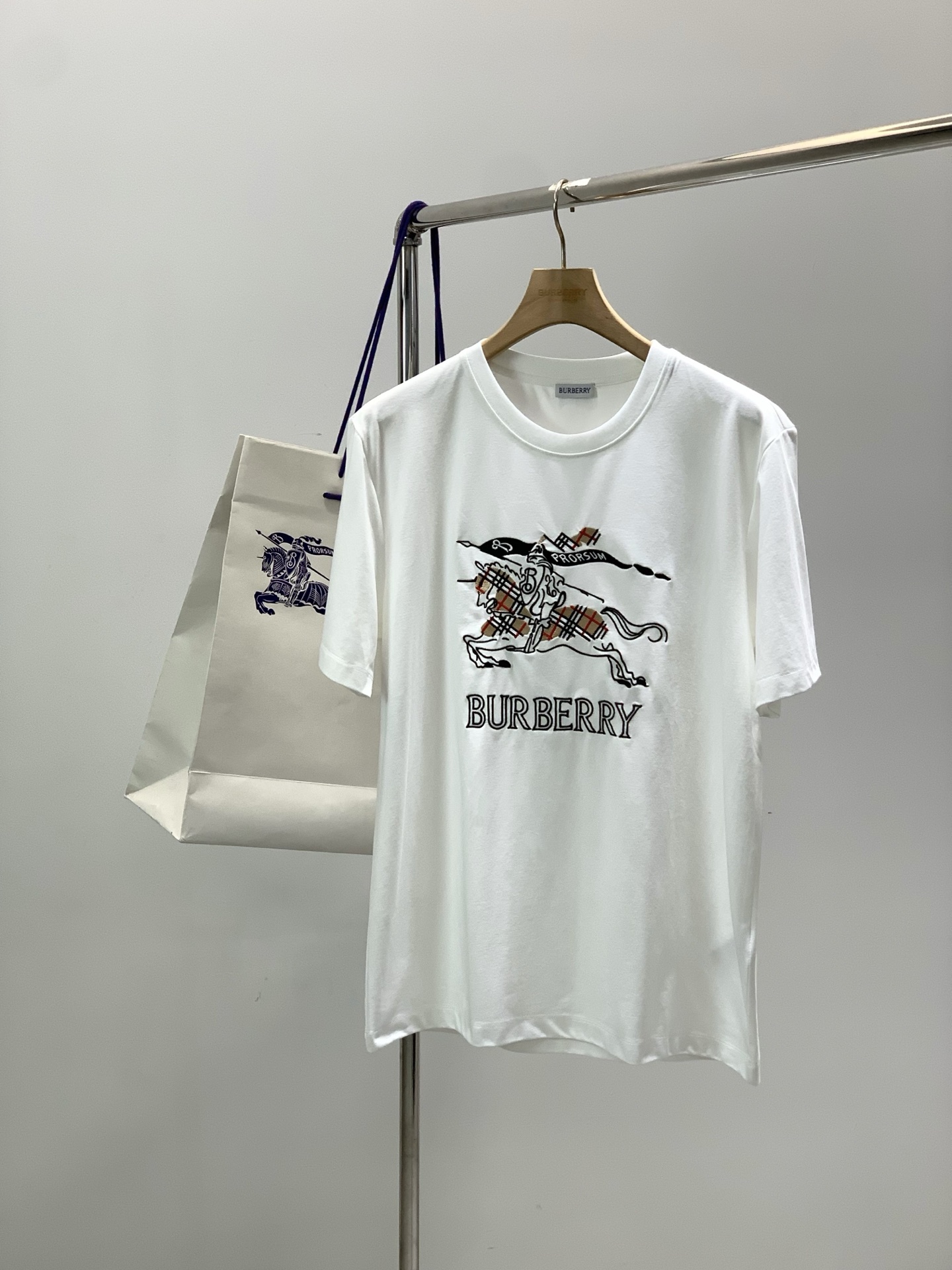 ，Burberry 巴宝莉，2026春夏最新品，专柜同步有售，原单狠货，时尚休闲圆领短袖T恤，进口原版面