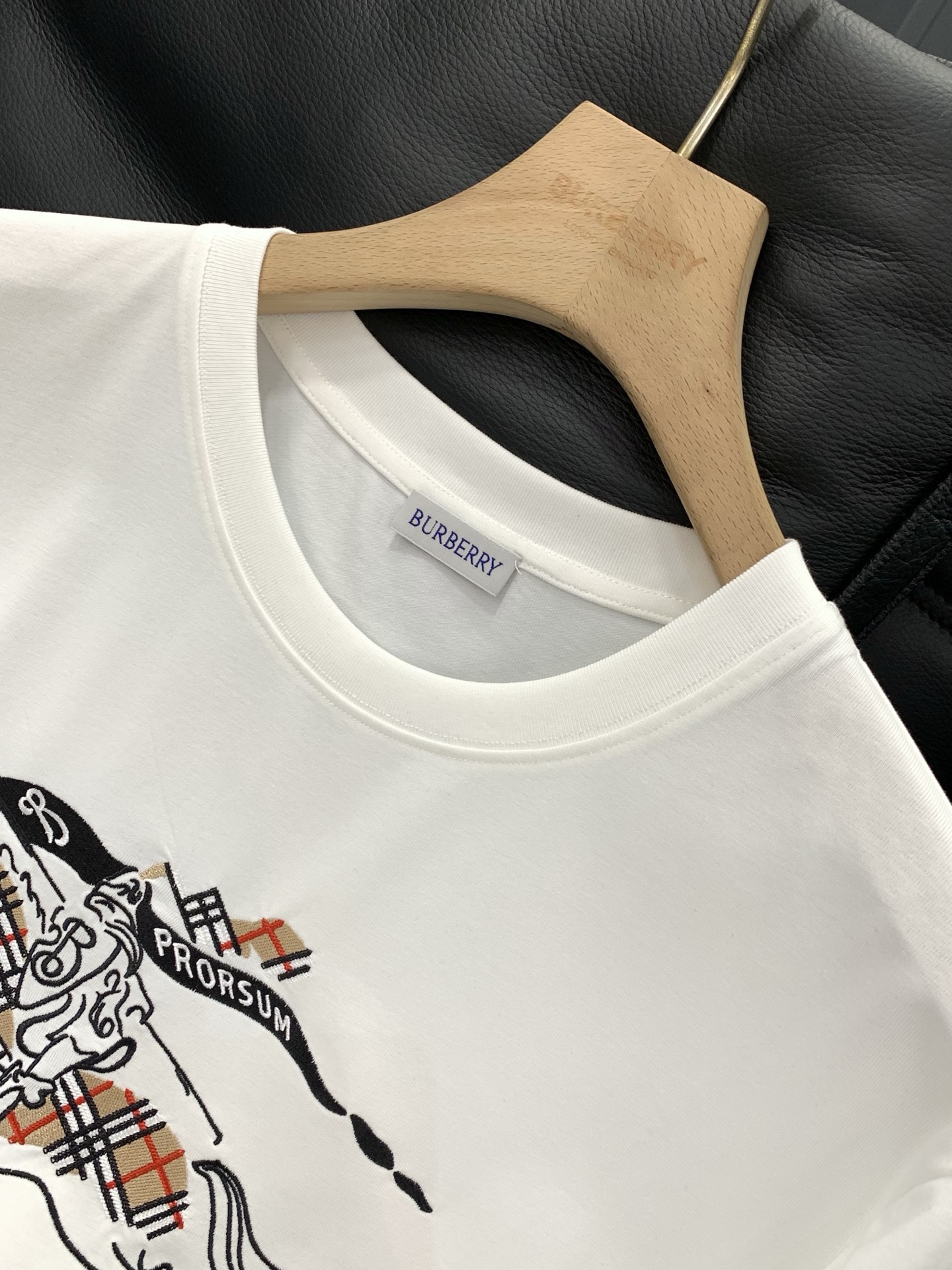 ，Burberry 巴宝莉，2026春夏最新品，专柜同步有售，原单狠货，时尚休闲圆领短袖T恤，进口原版面