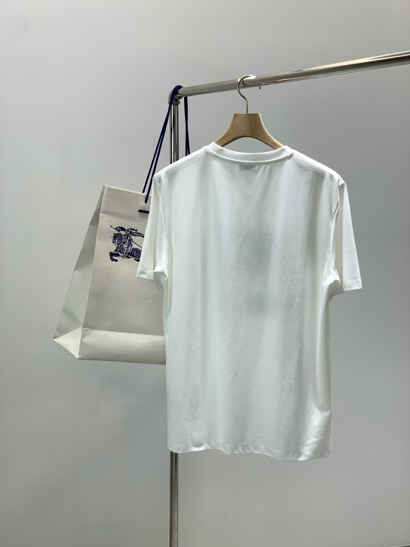 ，Burberry 巴宝莉，2026春夏最新品，专柜同步有售，原单狠货，时尚休闲圆领短袖T恤，进口原版面