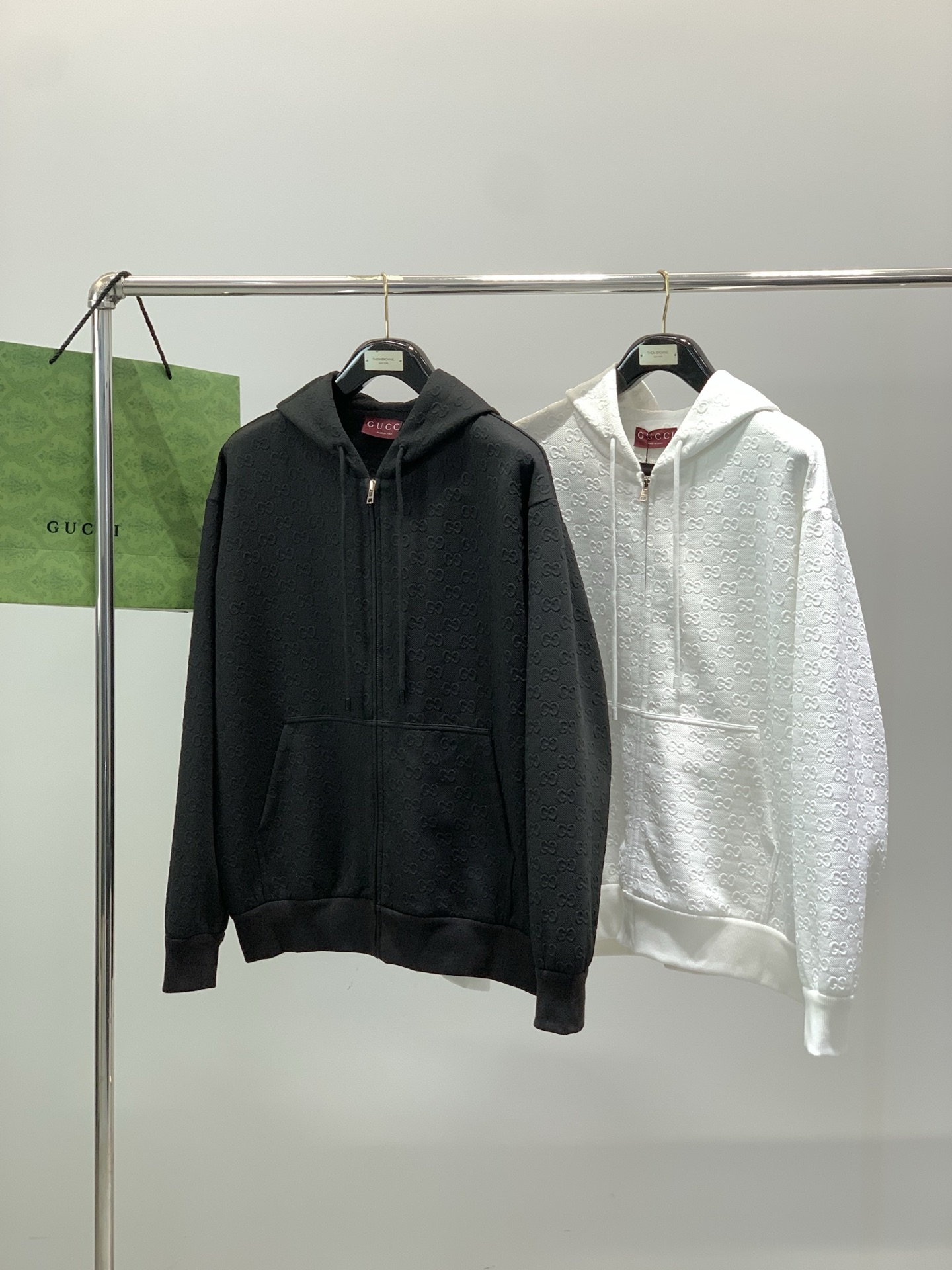 ，Gucci 古驰，2026春季最新款，专柜同步有售，原单狠货，时尚休闲连帽外套，上身很有特点！吸睛而有