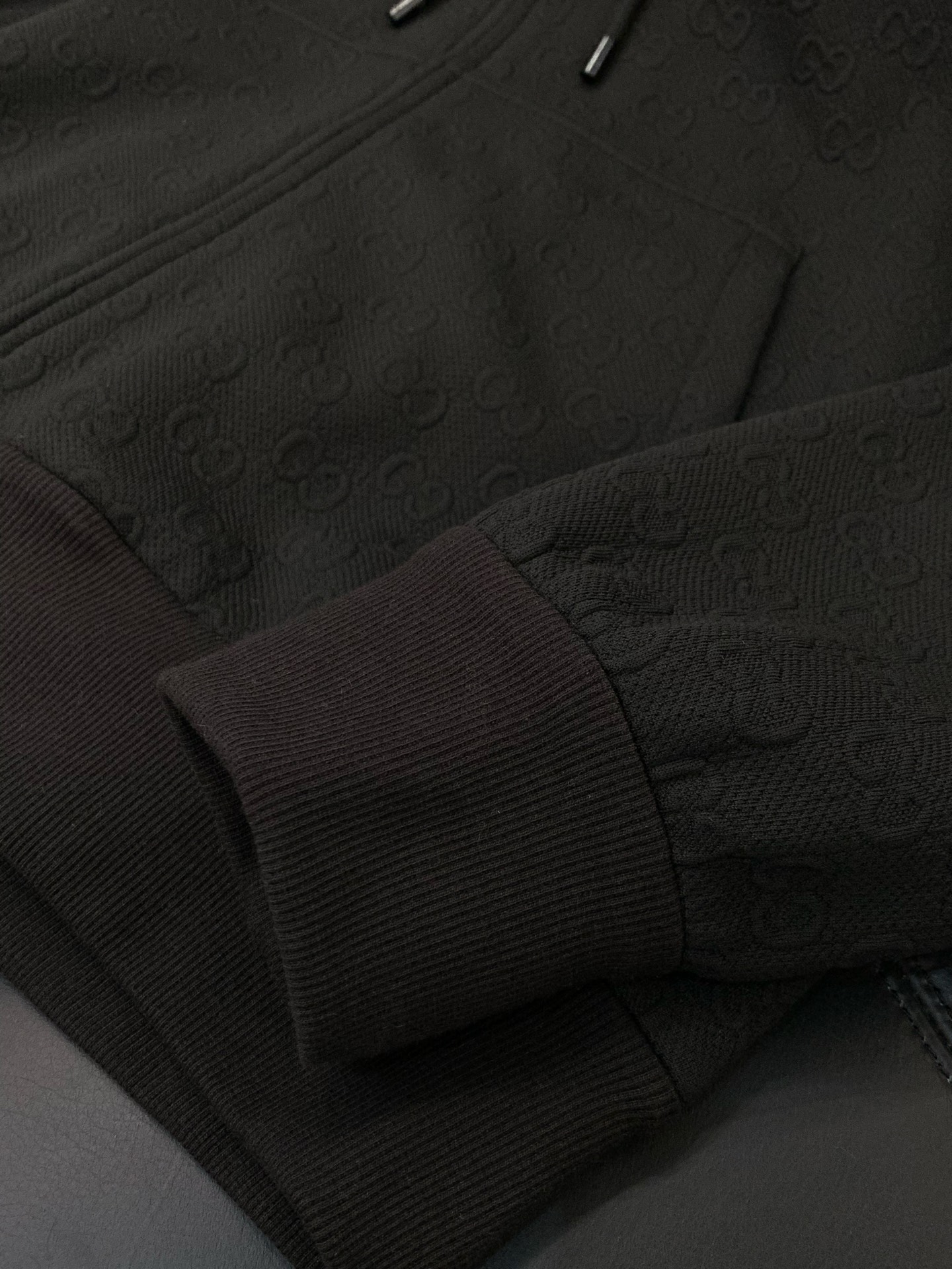 ，Gucci 古驰，2026春季最新款，专柜同步有售，原单狠货，时尚休闲连帽外套，上身很有特点！吸睛而有