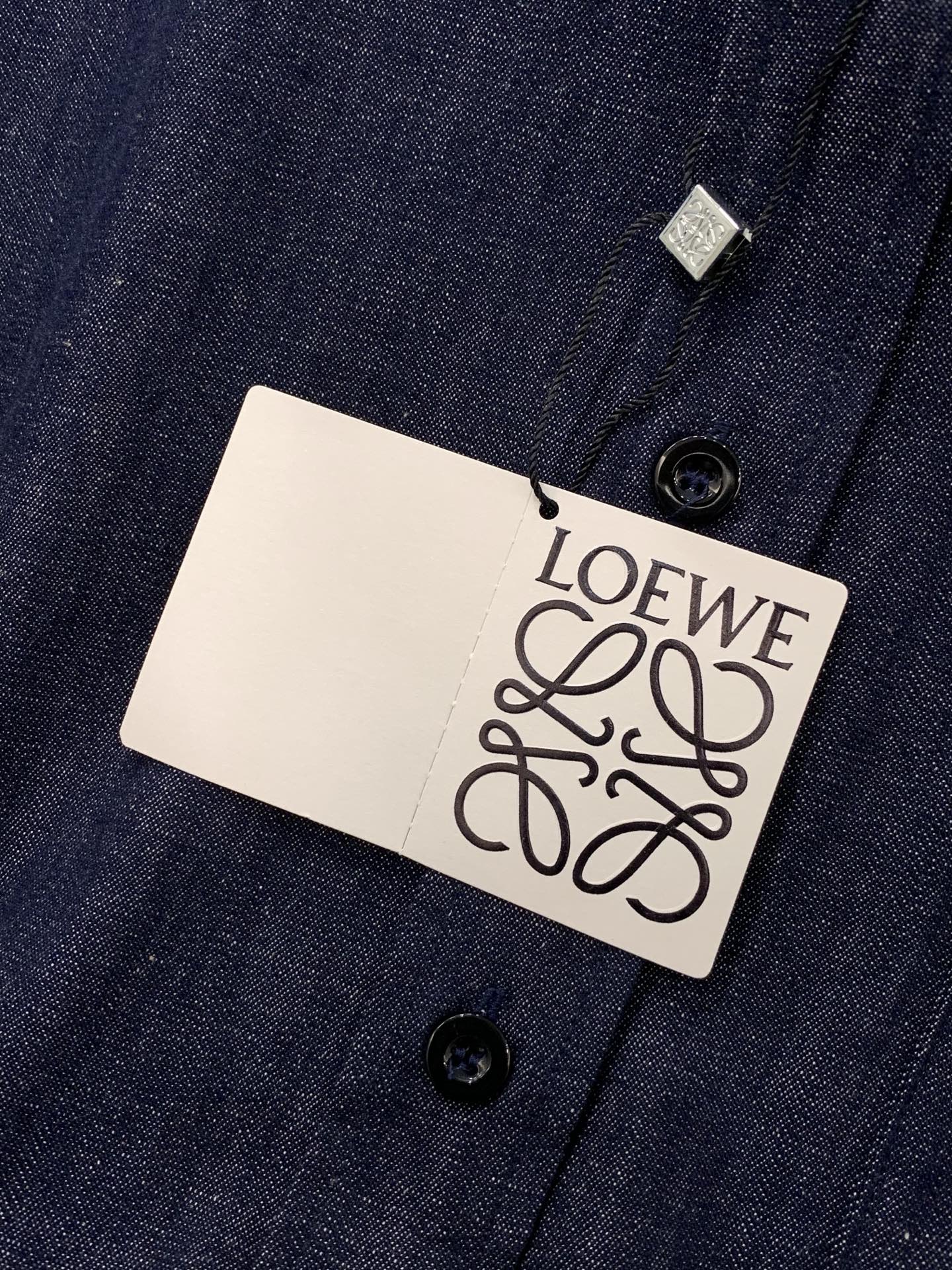 ，Loewe 罗意威，2026春季最新款，专柜同步有售，原单狠货，时尚休闲薄牛仔衬衫外套，上身很有特点！