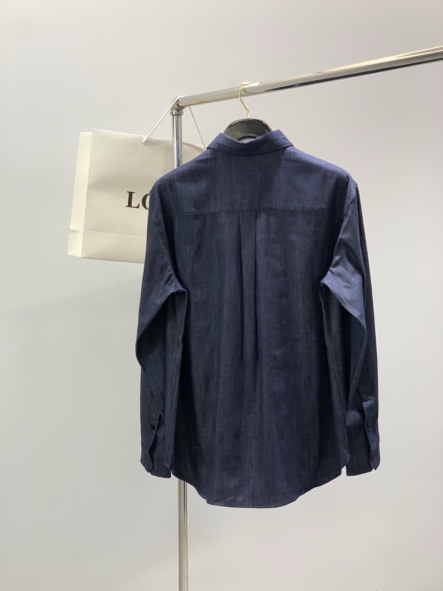 ，Loewe 罗意威，2026春季最新款，专柜同步有售，原单狠货，时尚休闲薄牛仔衬衫外套，上身很有特点！