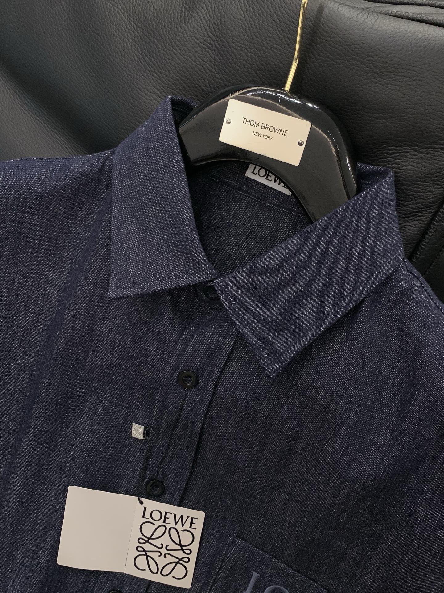 ，Loewe 罗意威，2026春季最新款，专柜同步有售，原单狠货，时尚休闲薄牛仔衬衫外套，上身很有特点！