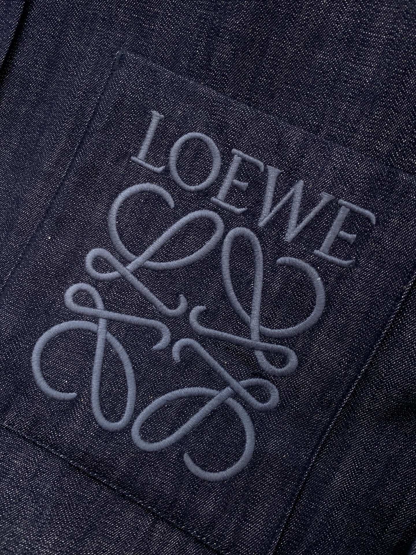 ，Loewe 罗意威，2026春季最新款，专柜同步有售，原单狠货，时尚休闲薄牛仔衬衫外套，上身很有特点！