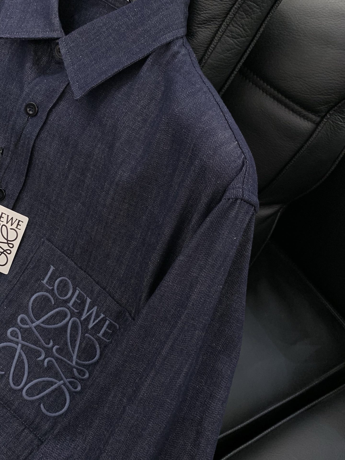 ，Loewe 罗意威，2026春季最新款，专柜同步有售，原单狠货，时尚休闲薄牛仔衬衫外套，上身很有特点！
