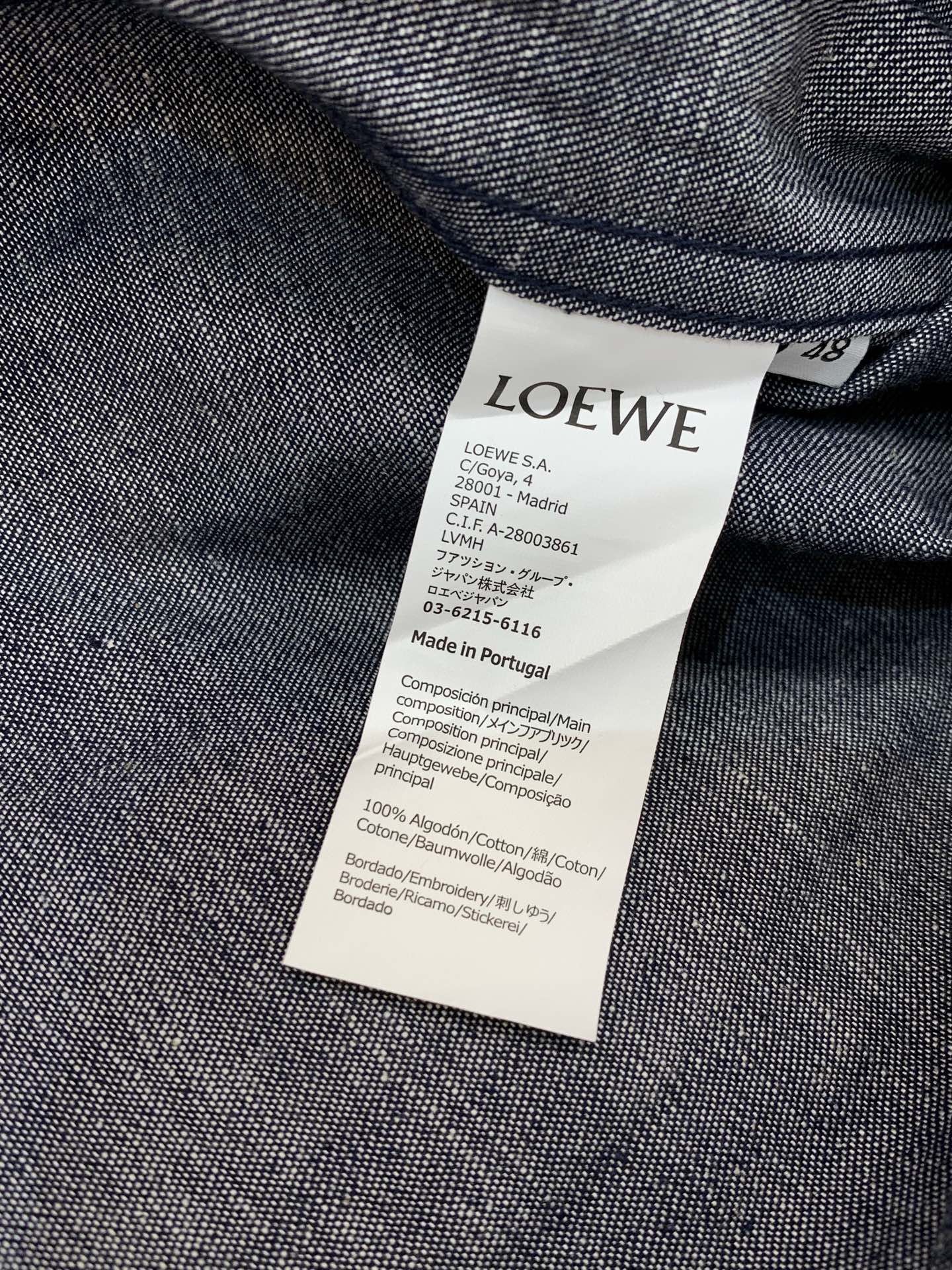 ，Loewe 罗意威，2026春季最新款，专柜同步有售，原单狠货，时尚休闲薄牛仔衬衫外套，上身很有特点！