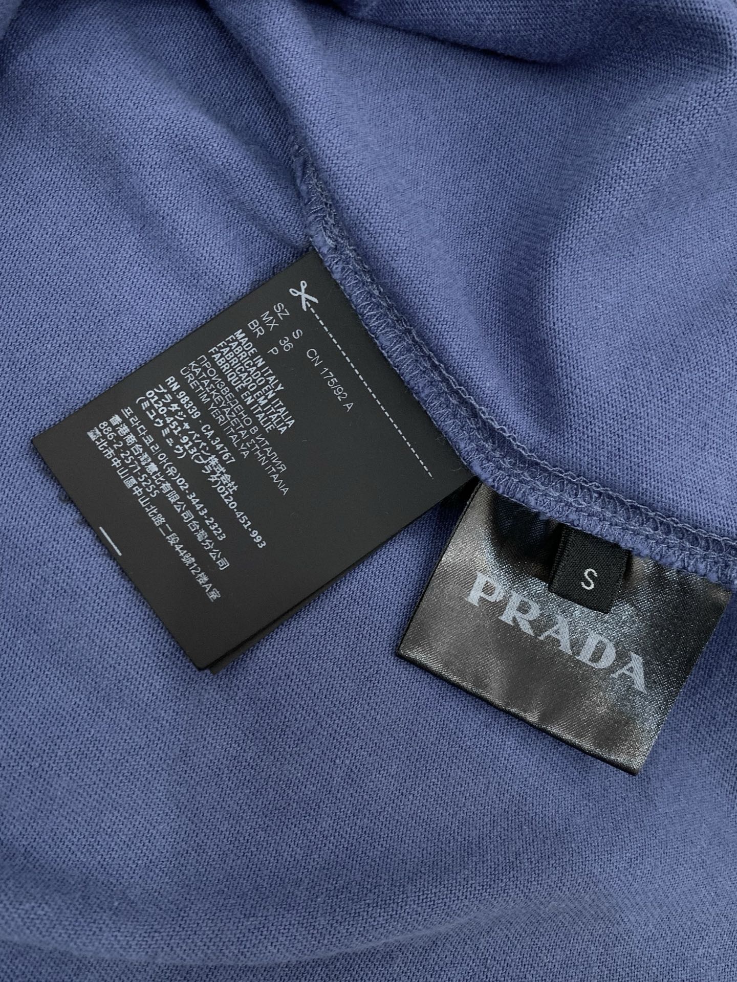 ，PRADA 普拉达，2026春季最新品，专柜同步有售，时尚休闲圆领长袖T恤，进口原版面料，做工极为复杂
