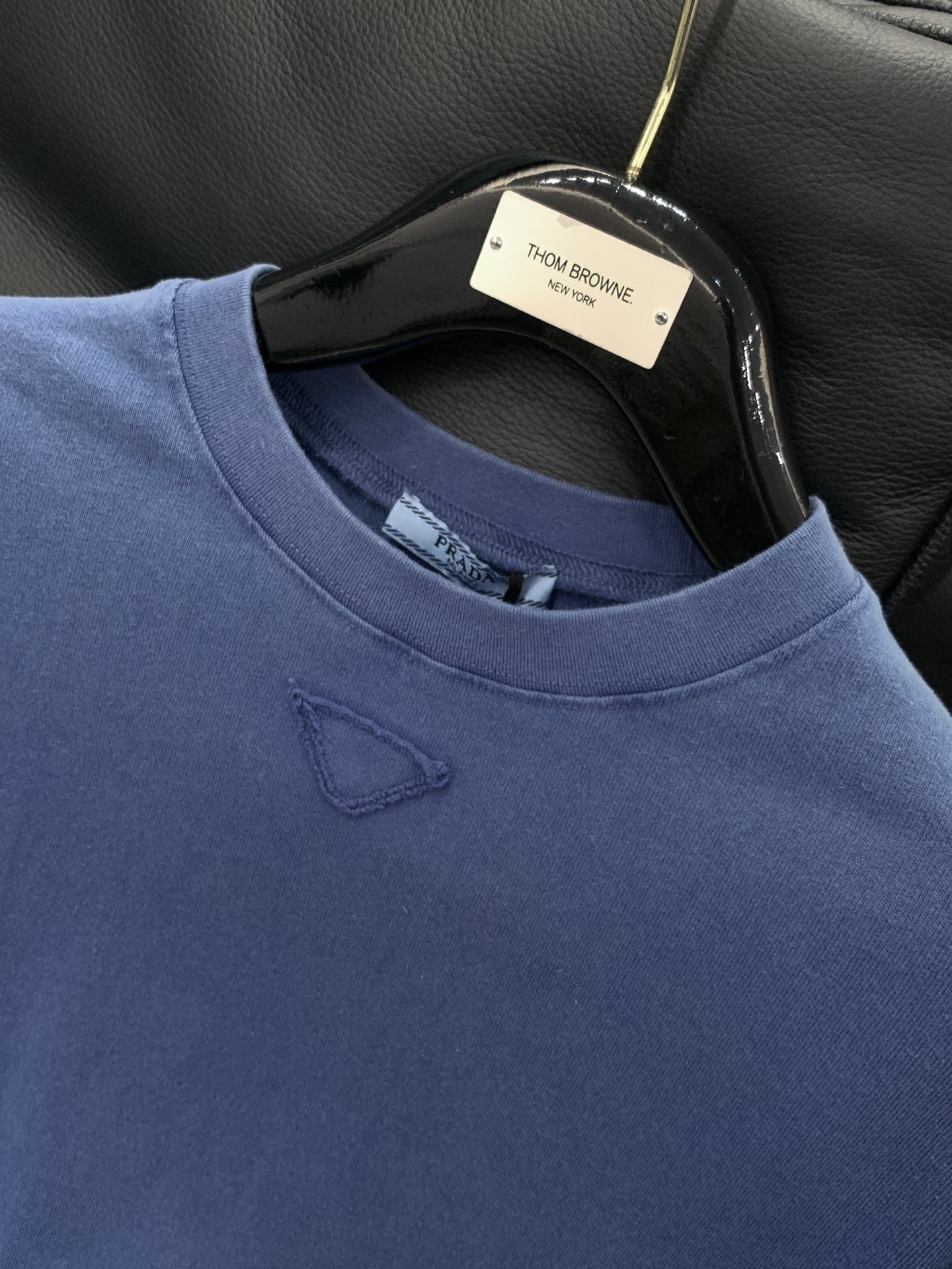 ，PRADA 普拉达，2026春季最新品，专柜同步有售，时尚休闲圆领长袖T恤，进口原版面料，做工极为复杂