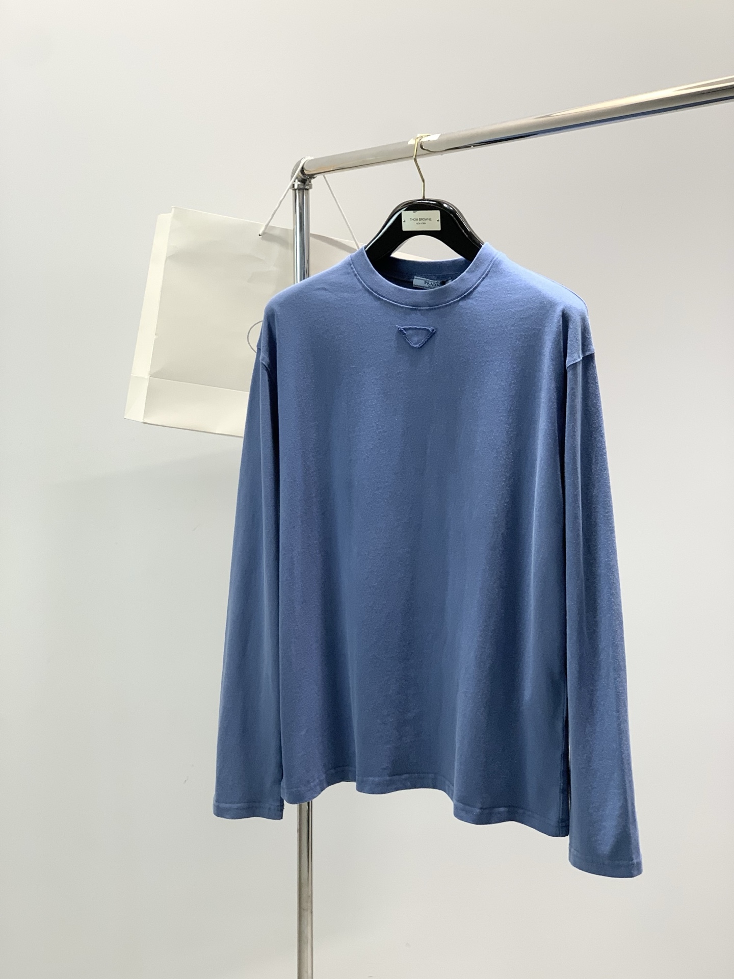 ，PRADA 普拉达，2026春季最新品，专柜同步有售，时尚休闲圆领长袖T恤，进口原版面料，做工极为复杂