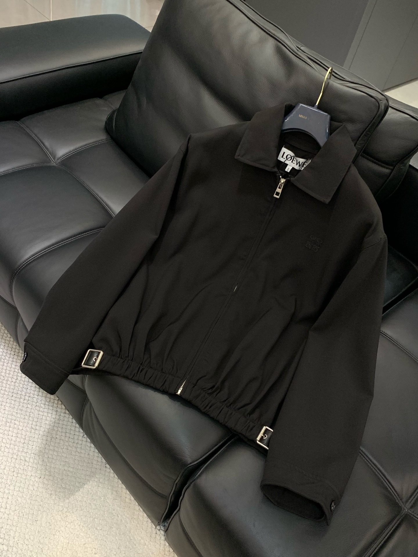 ，Loewe 罗意威，2026春季最新款，专柜同步有售，原单狠货，时尚休闲翻领夹克外套，上身很有特点！吸