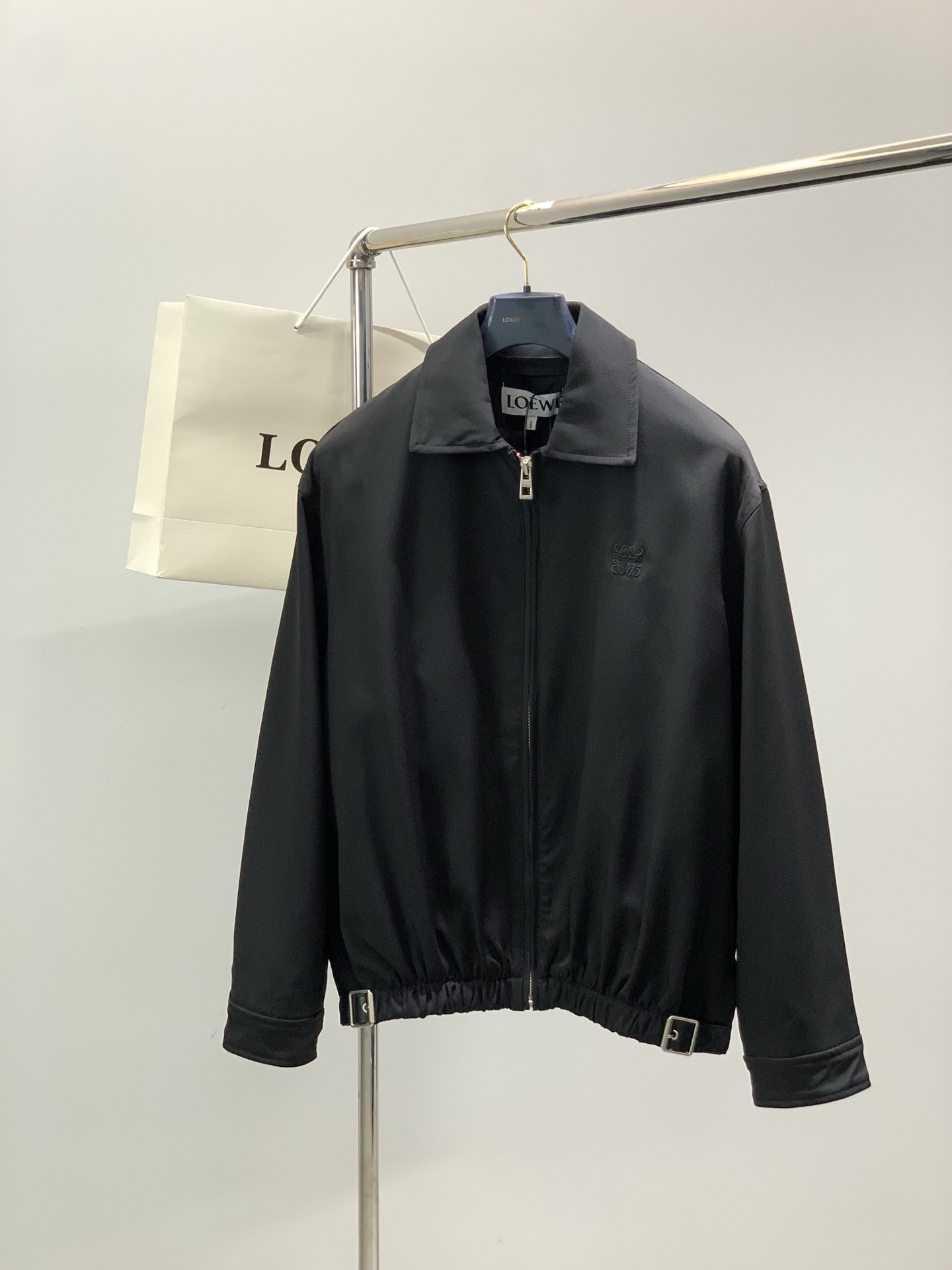 ，Loewe 罗意威，2026春季最新款，专柜同步有售，原单狠货，时尚休闲翻领夹克外套，上身很有特点！吸