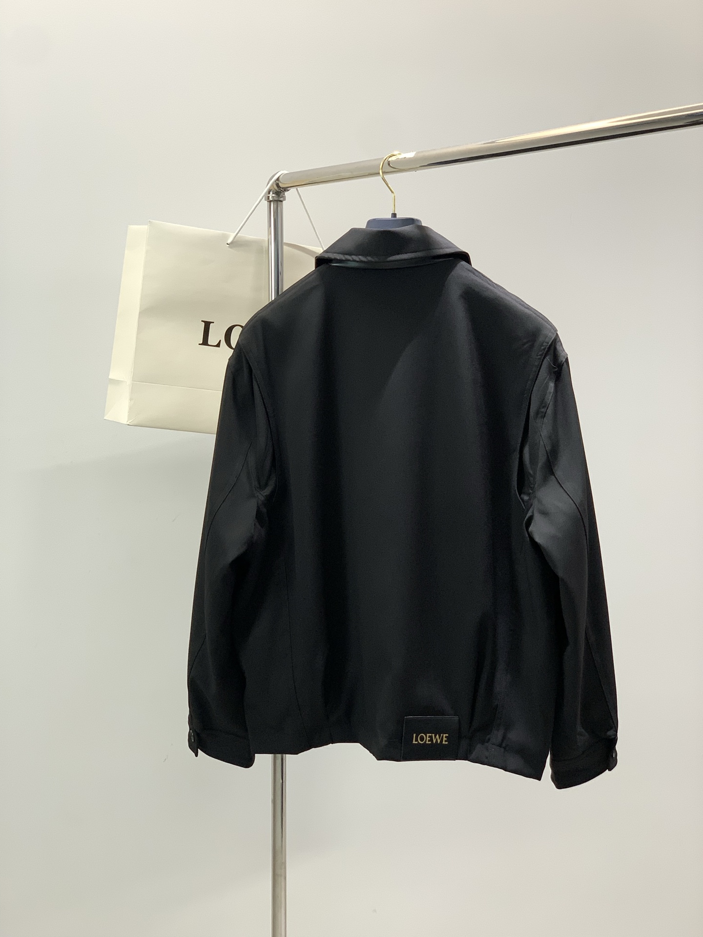 ，Loewe 罗意威，2026春季最新款，专柜同步有售，原单狠货，时尚休闲翻领夹克外套，上身很有特点！吸