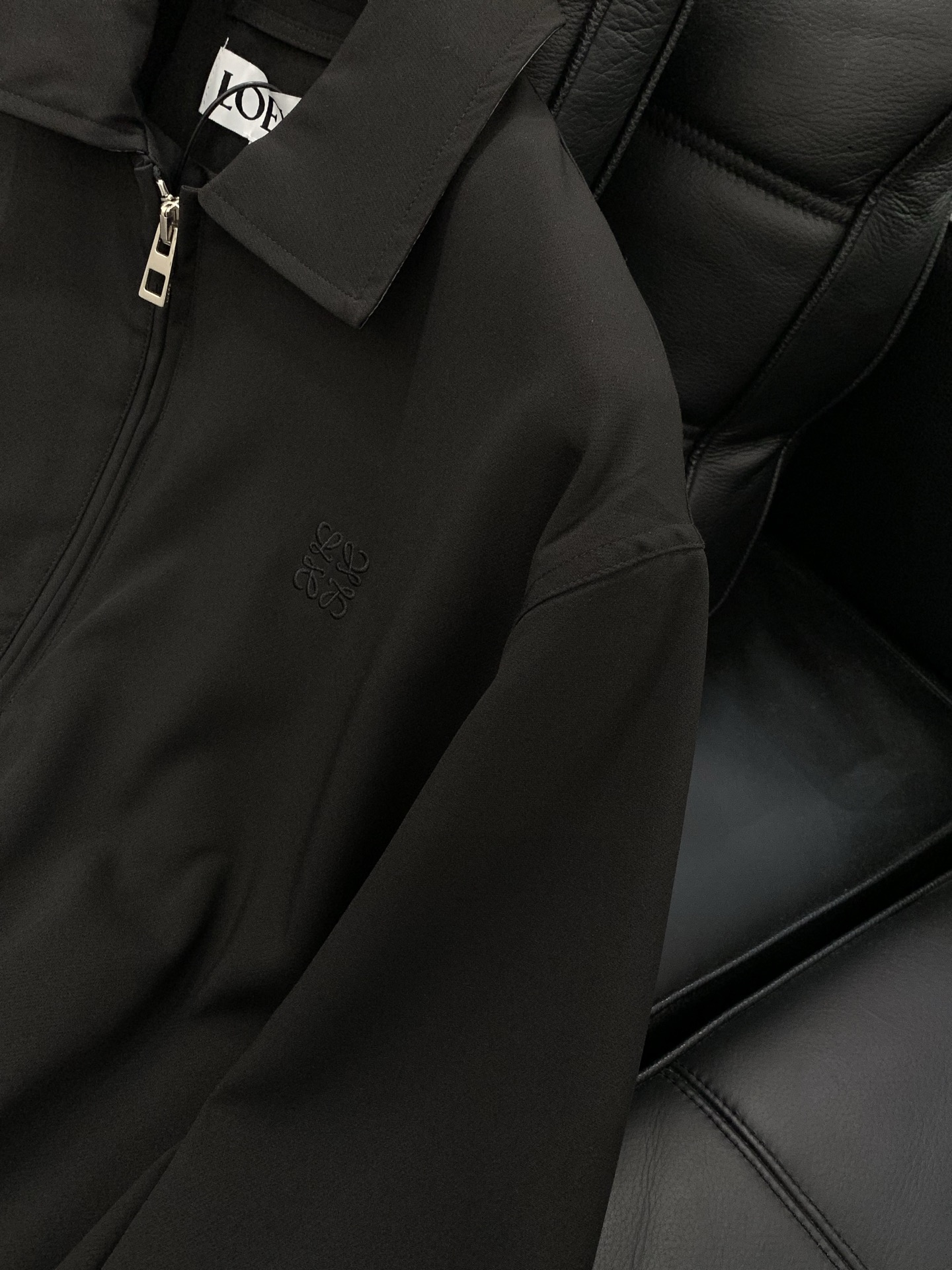 ，Loewe 罗意威，2026春季最新款，专柜同步有售，原单狠货，时尚休闲翻领夹克外套，上身很有特点！吸