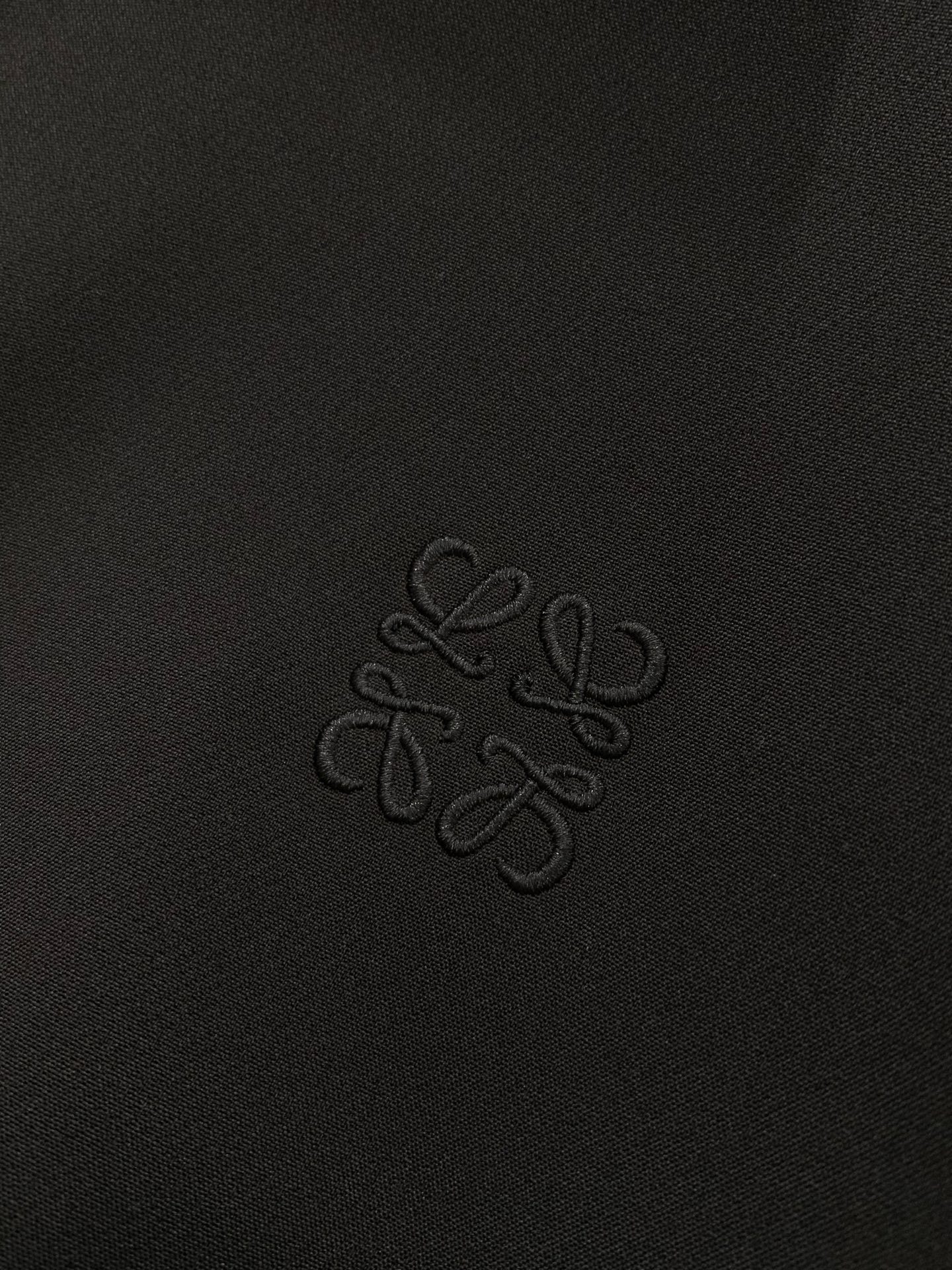 ，Loewe 罗意威，2026春季最新款，专柜同步有售，原单狠货，时尚休闲翻领夹克外套，上身很有特点！吸