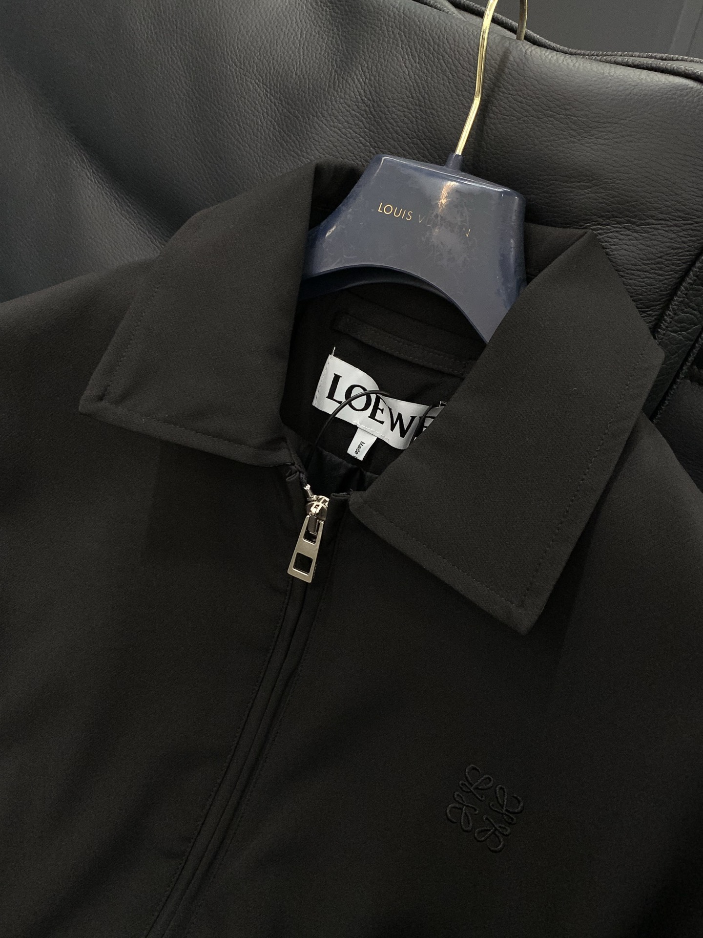 ，Loewe 罗意威，2026春季最新款，专柜同步有售，原单狠货，时尚休闲翻领夹克外套，上身很有特点！吸