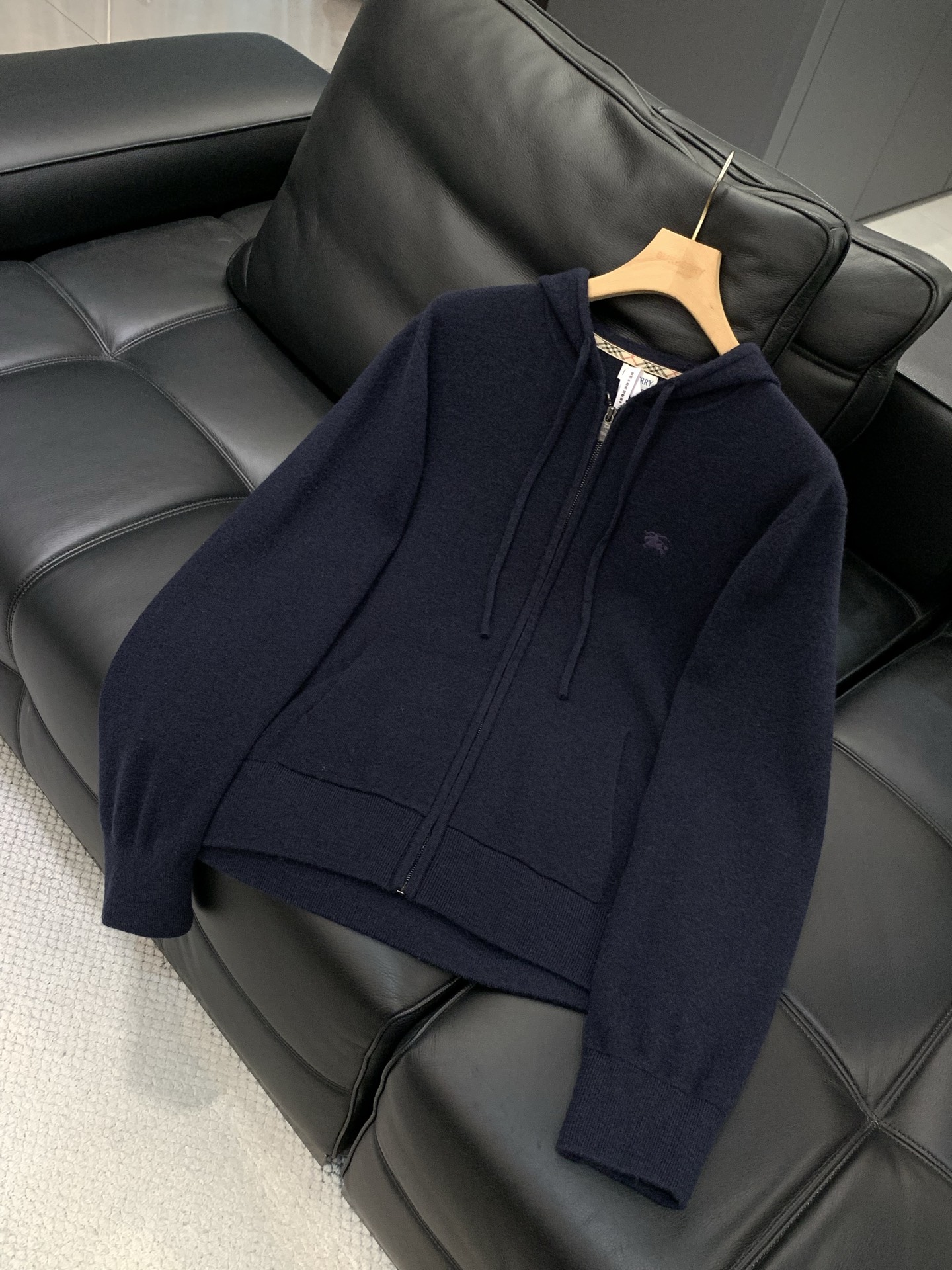 ，Burberry 巴宝莉，2026春季最新品，专柜同步有售，原单狠货，时尚休闲连帽针织开衫毛衣，进口原