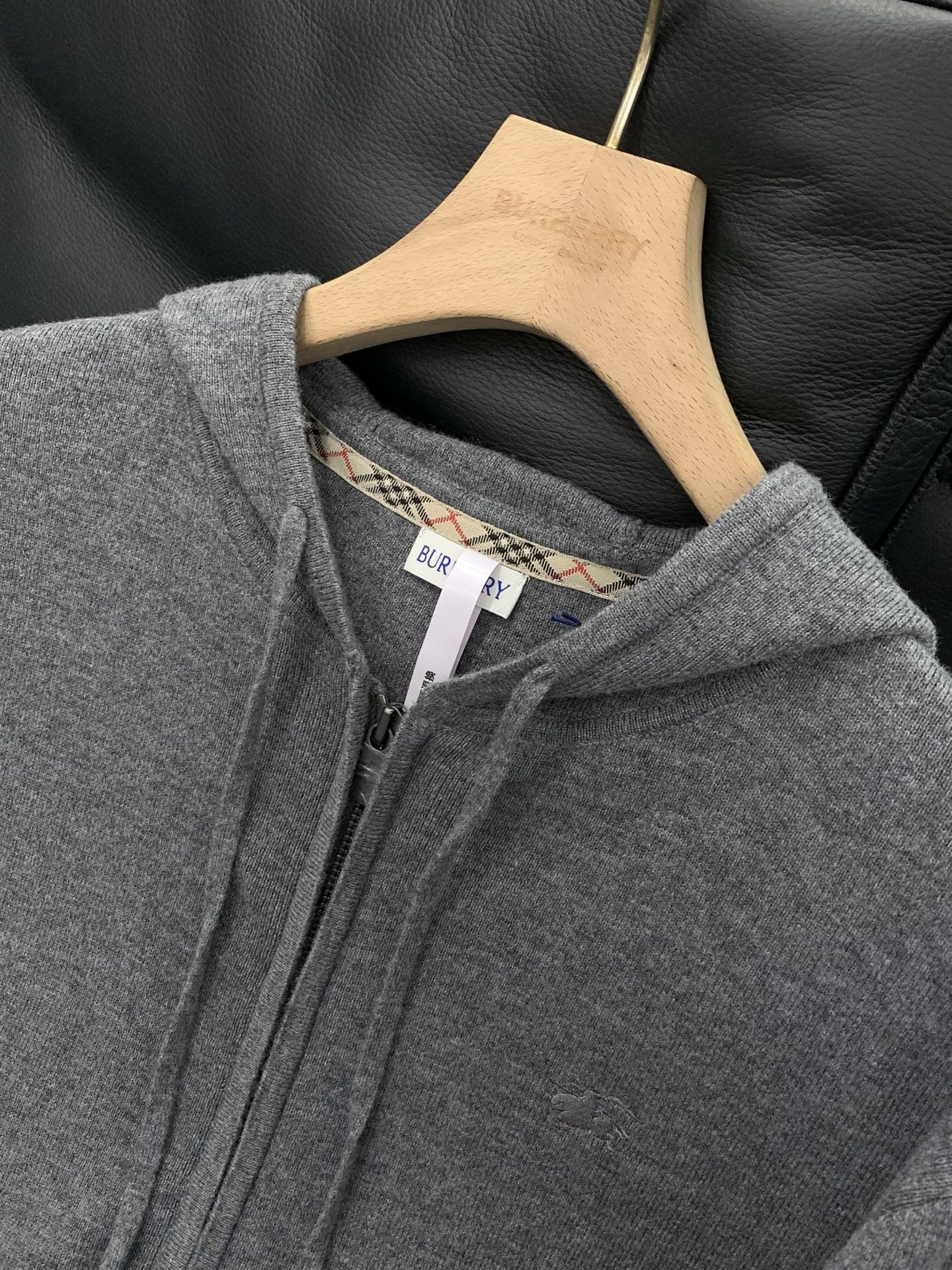 ，Burberry 巴宝莉，2026春季最新品，专柜同步有售，原单狠货，时尚休闲连帽针织开衫毛衣，进口原