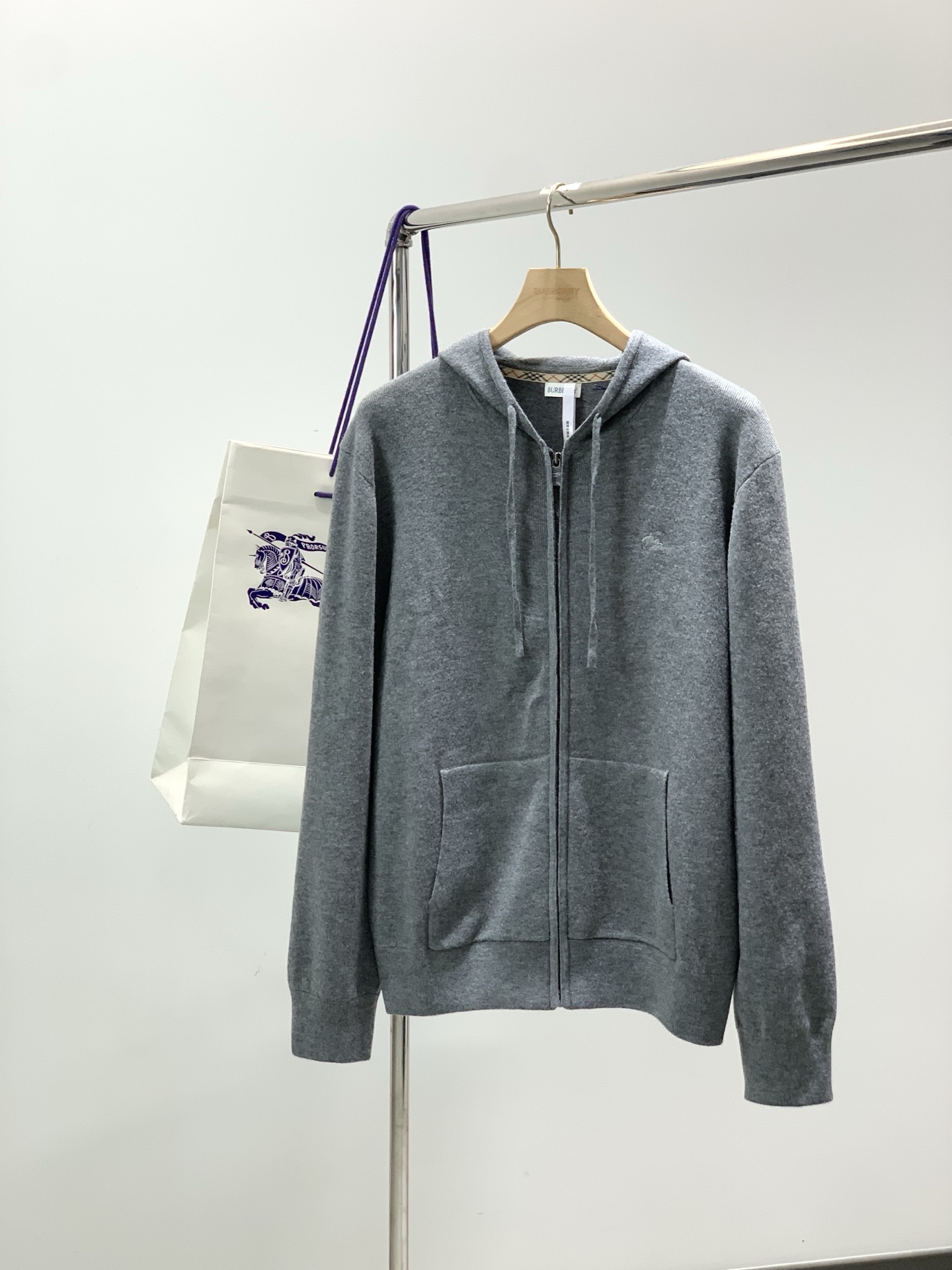 ，Burberry 巴宝莉，2026春季最新品，专柜同步有售，原单狠货，时尚休闲连帽针织开衫毛衣，进口原