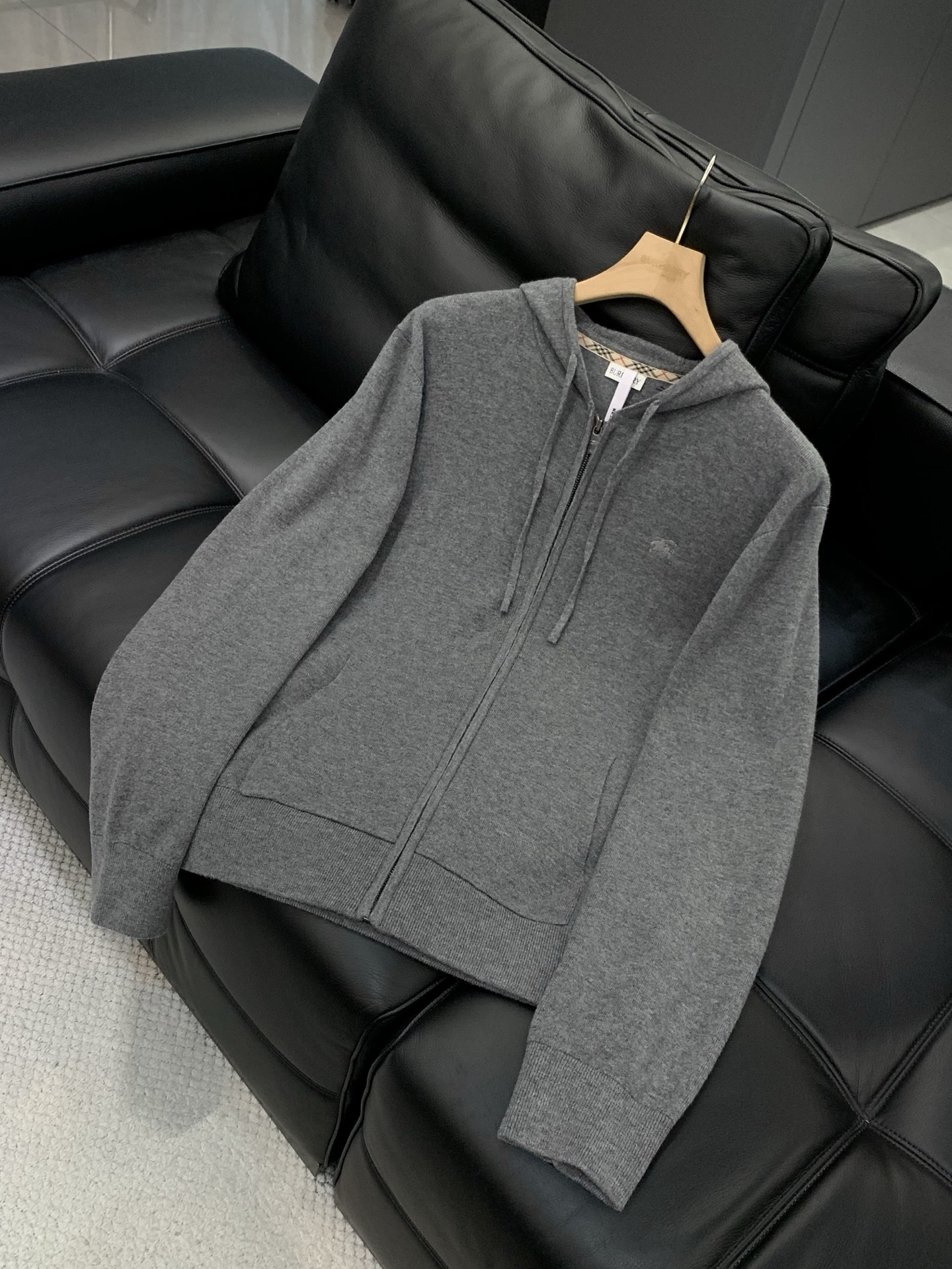 ，Burberry 巴宝莉，2026春季最新品，专柜同步有售，原单狠货，时尚休闲连帽针织开衫毛衣，进口原