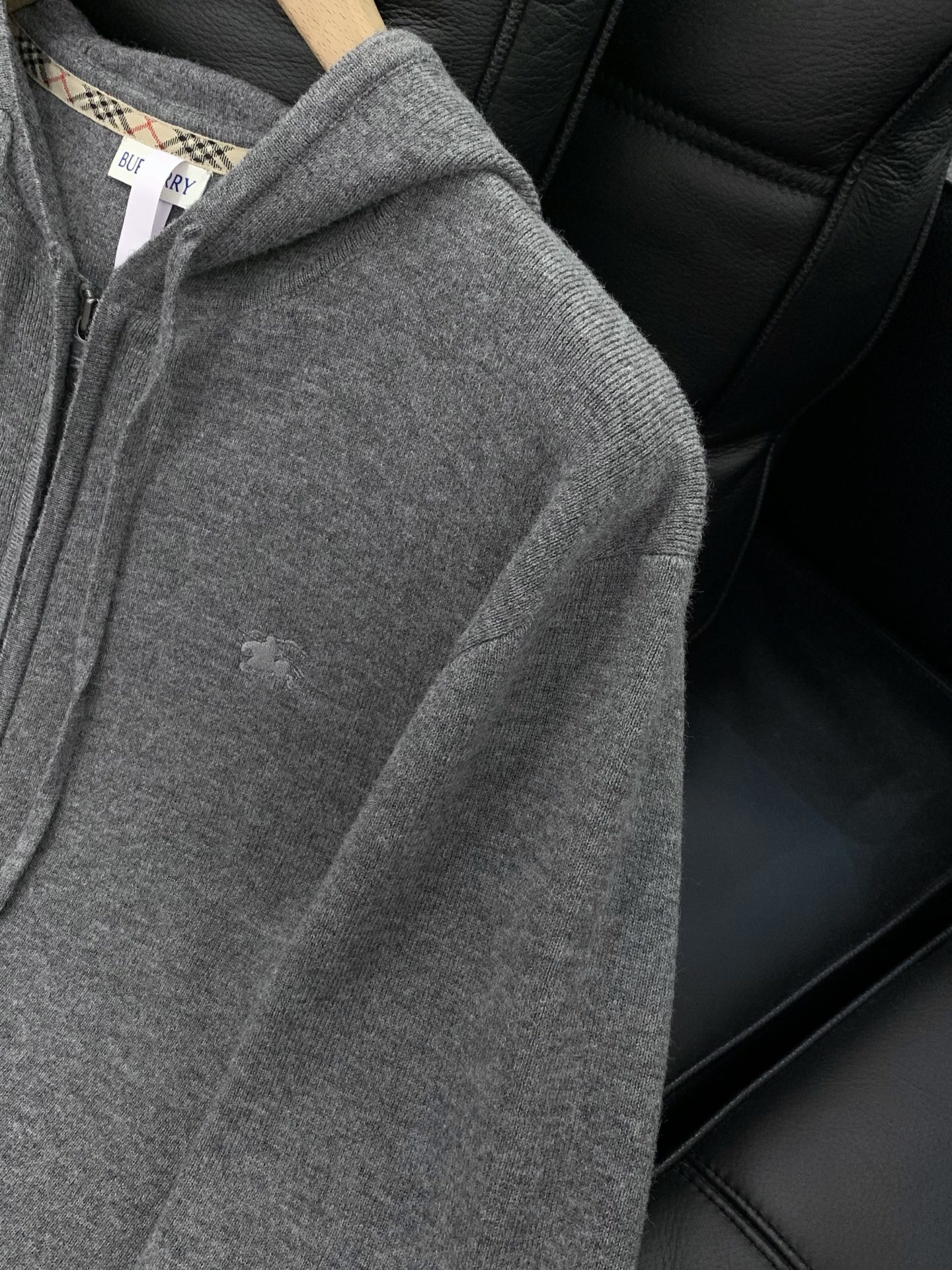 ，Burberry 巴宝莉，2026春季最新品，专柜同步有售，原单狠货，时尚休闲连帽针织开衫毛衣，进口原