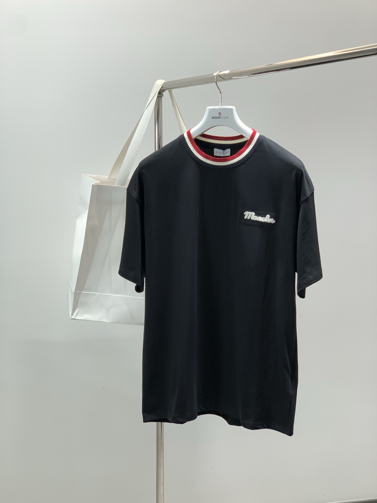 ，Moncler 蒙口，2026春夏最新品，专柜同步有售，原单狠货，时尚休闲圆领短袖T恤，上身舒适！吸睛