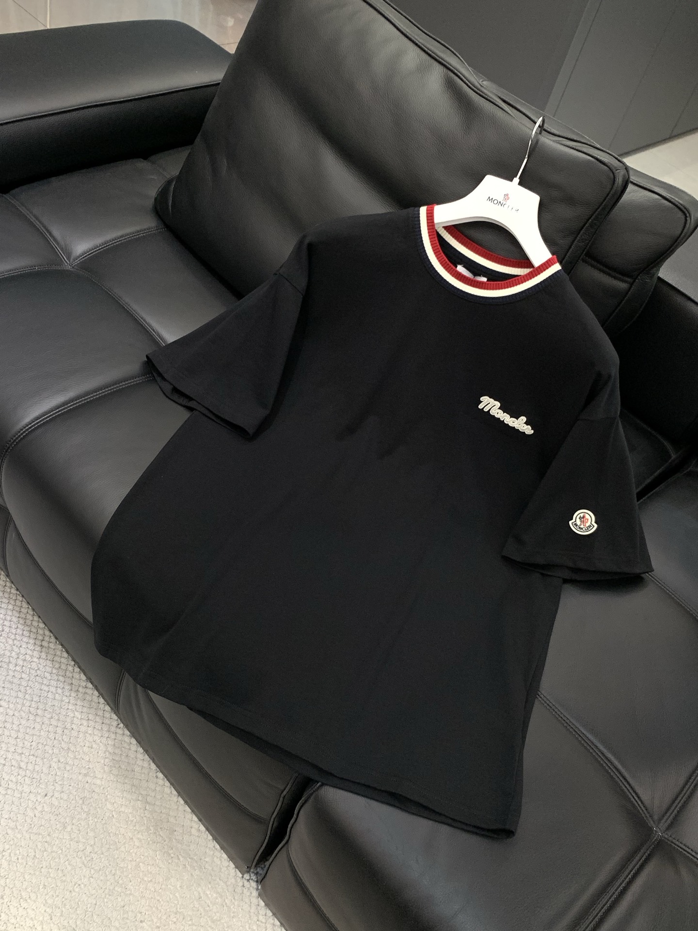 ，Moncler 蒙口，2026春夏最新品，专柜同步有售，原单狠货，时尚休闲圆领短袖T恤，上身舒适！吸睛