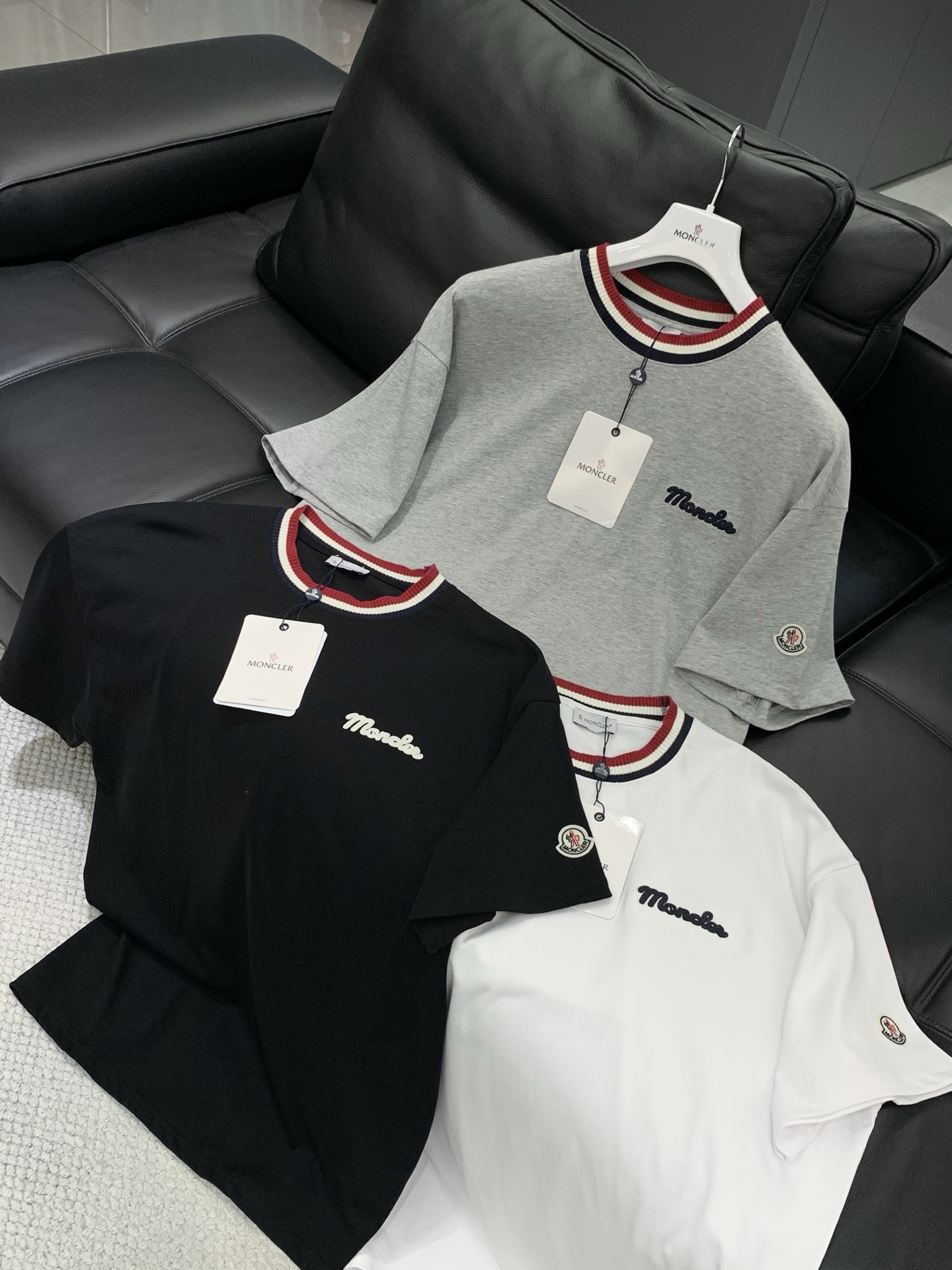 ，Moncler 蒙口，2026春夏最新品，专柜同步有售，原单狠货，时尚休闲圆领短袖T恤，上身舒适！吸睛