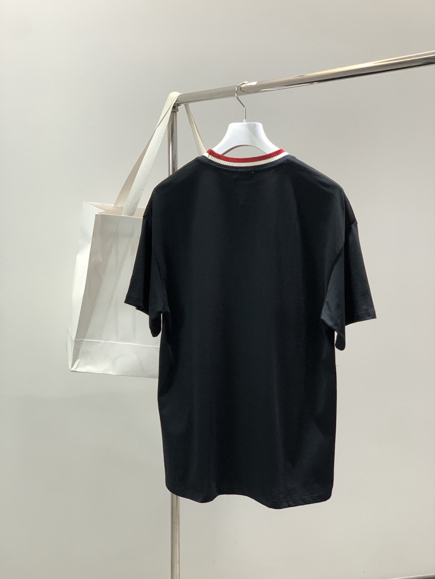 ，Moncler 蒙口，2026春夏最新品，专柜同步有售，原单狠货，时尚休闲圆领短袖T恤，上身舒适！吸睛