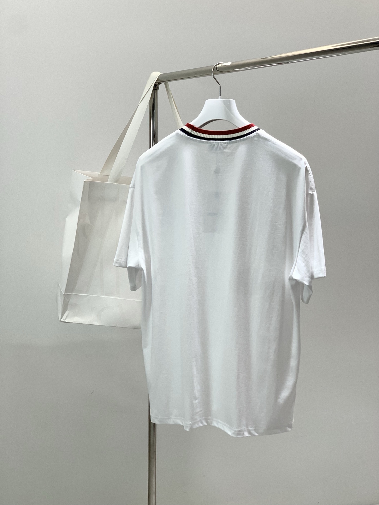 ，Moncler 蒙口，2026春夏最新品，专柜同步有售，原单狠货，时尚休闲圆领短袖T恤，上身舒适！吸睛