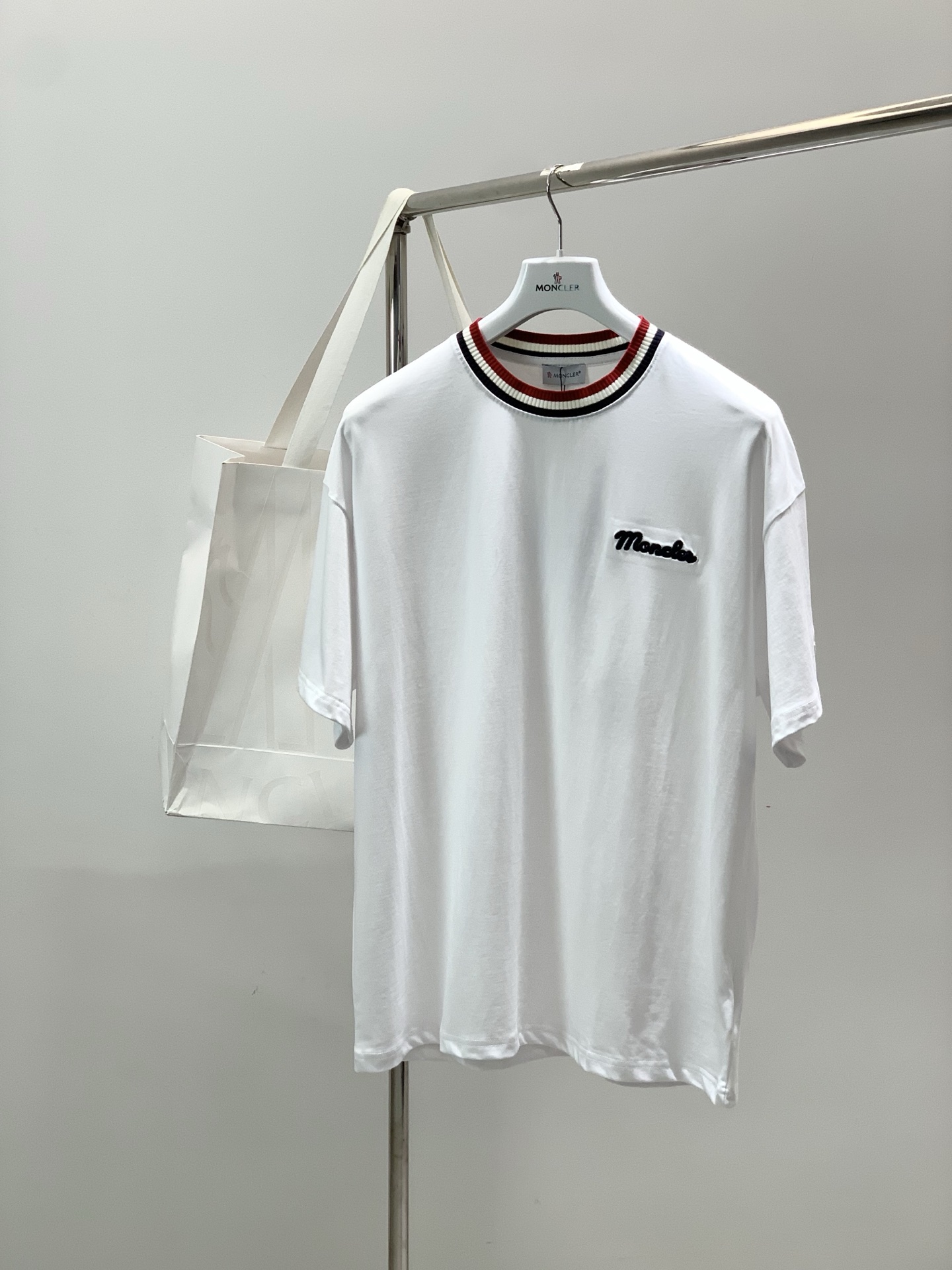 ，Moncler 蒙口，2026春夏最新品，专柜同步有售，原单狠货，时尚休闲圆领短袖T恤，上身舒适！吸睛