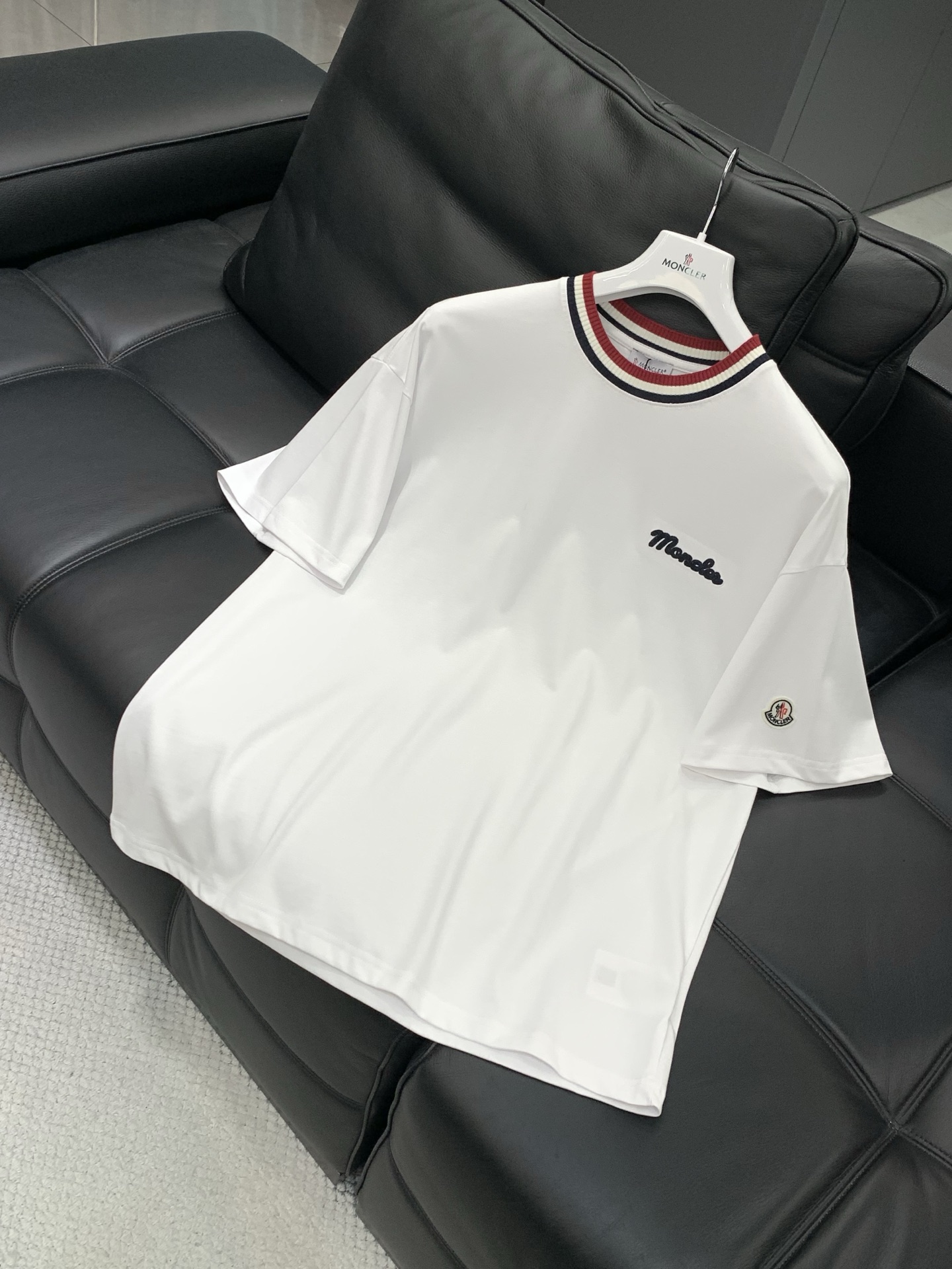 ，Moncler 蒙口，2026春夏最新品，专柜同步有售，原单狠货，时尚休闲圆领短袖T恤，上身舒适！吸睛