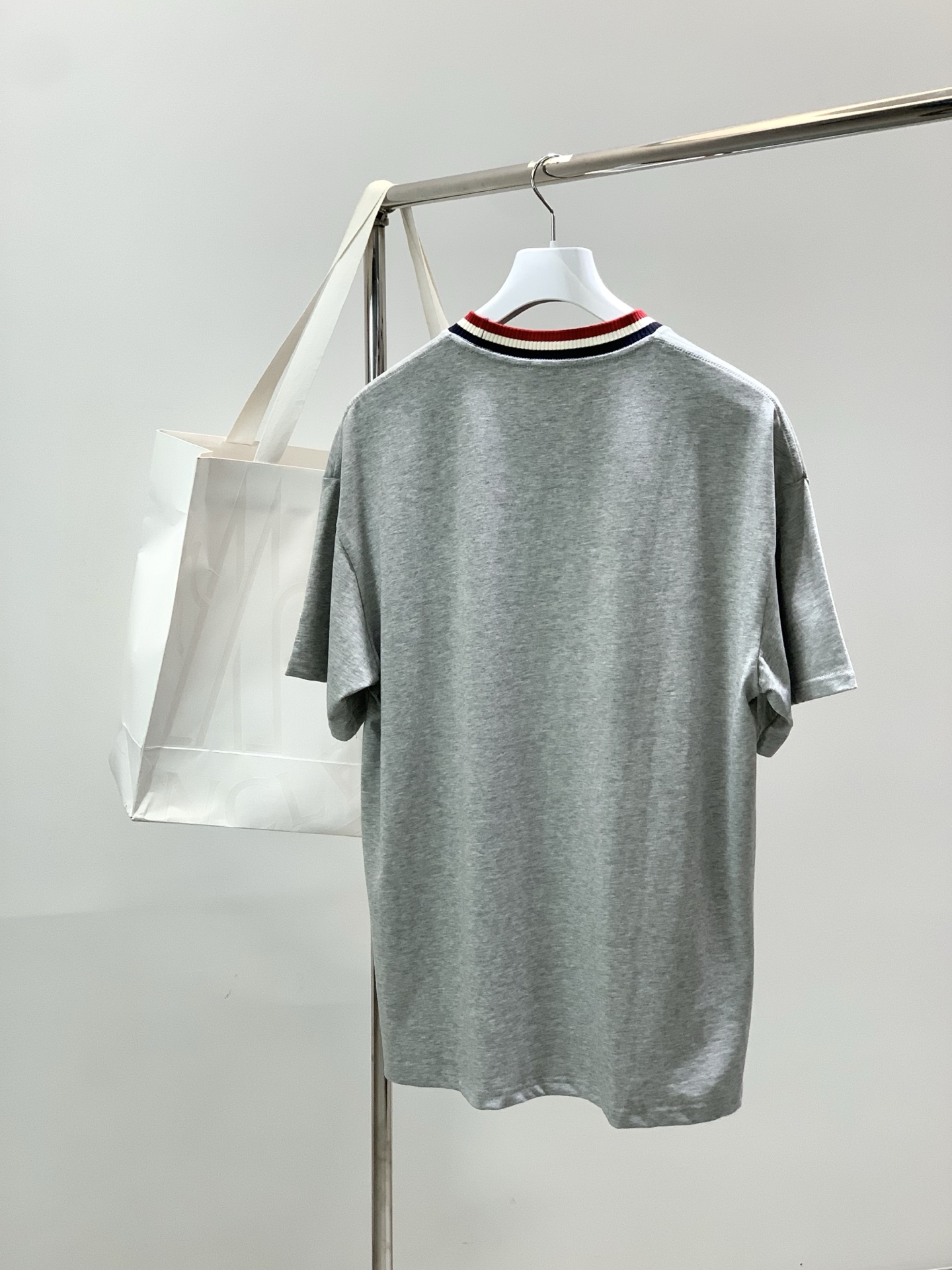 ，Moncler 蒙口，2026春夏最新品，专柜同步有售，原单狠货，时尚休闲圆领短袖T恤，上身舒适！吸睛