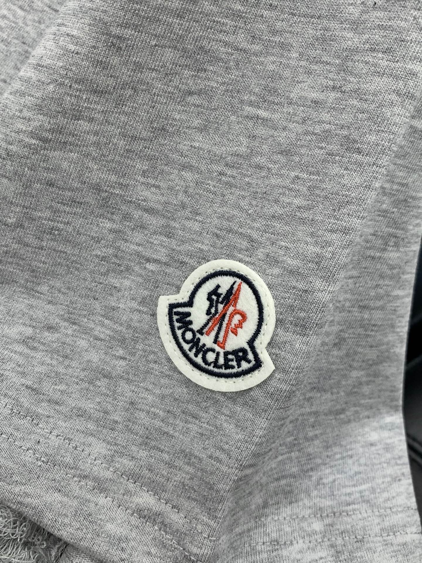 ，Moncler 蒙口，2026春夏最新品，专柜同步有售，原单狠货，时尚休闲圆领短袖T恤，上身舒适！吸睛