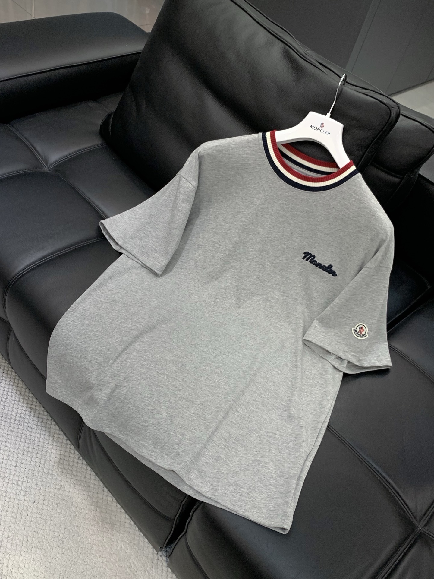 ，Moncler 蒙口，2026春夏最新品，专柜同步有售，原单狠货，时尚休闲圆领短袖T恤，上身舒适！吸睛